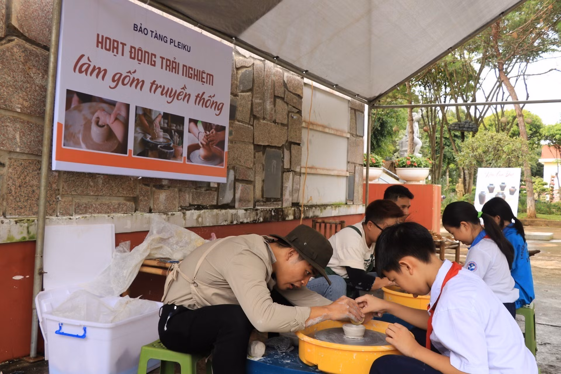 Học sinh trải nghiệm nặn gốm tại triển lãm.