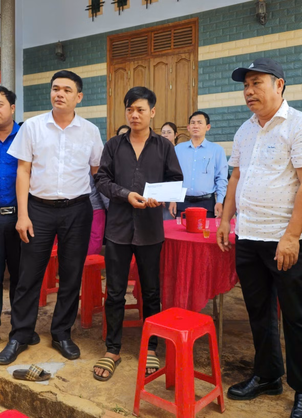Lãnh đạo xã Nâm Nung (Lâm Đồng) thăm hỏi, động viên gia đình các nạn nhân bị đuối nước. Ảnh: TTXVN phát