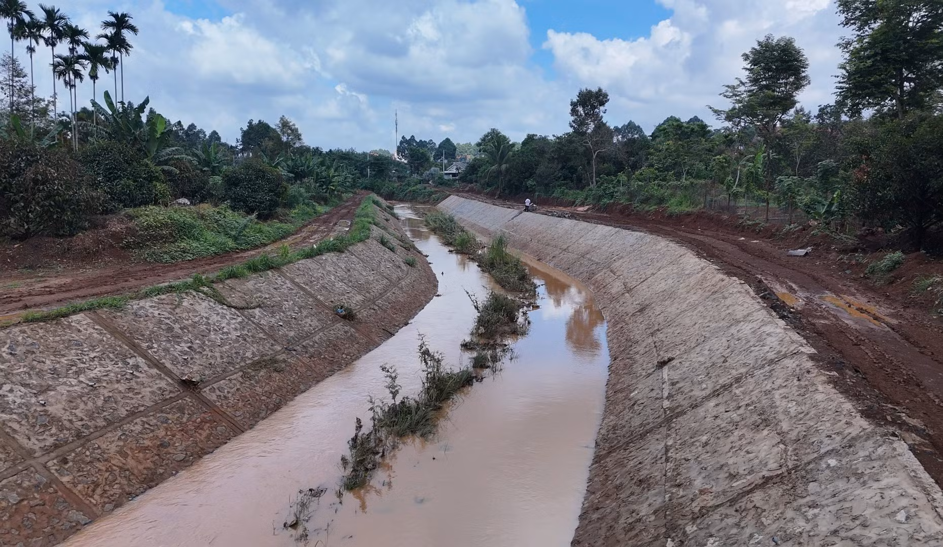 Sau thời gian triển khai, dự án nạo vét, xây kè và làm đường dọc suối Đắk Woa đang dần hiện rõ hình hài. Nhiều đoạn lòng suối đã được nạo vét thông thoáng, hệ thống kè đá được xây dựng kiên cố, mang đến niềm tin về một mùa mưa an toàn hơn.