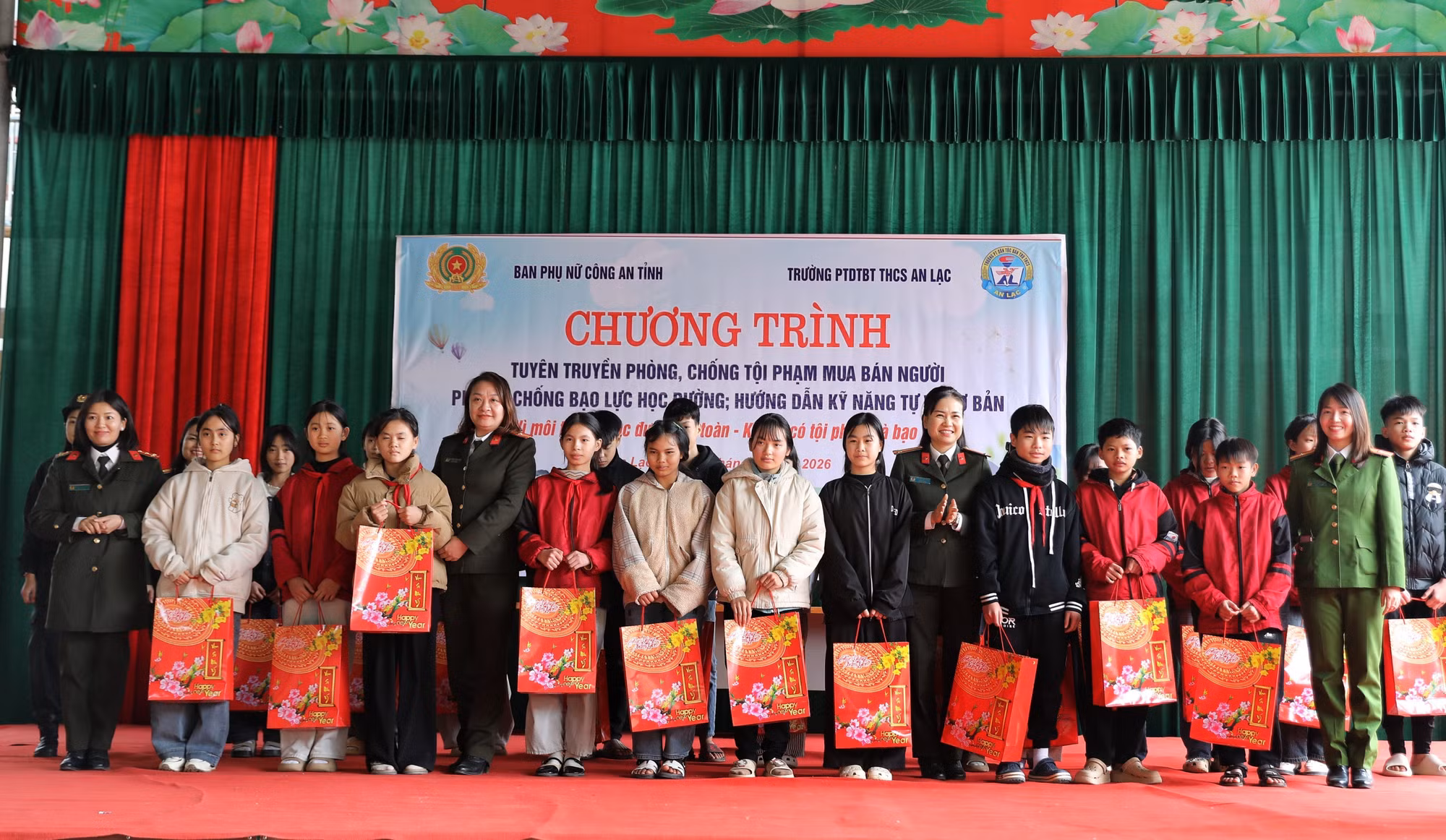 Trao quà tết và áo ấm cho học sinh trường Phổ thông Dân tộc bán trú THCS An Lão.
