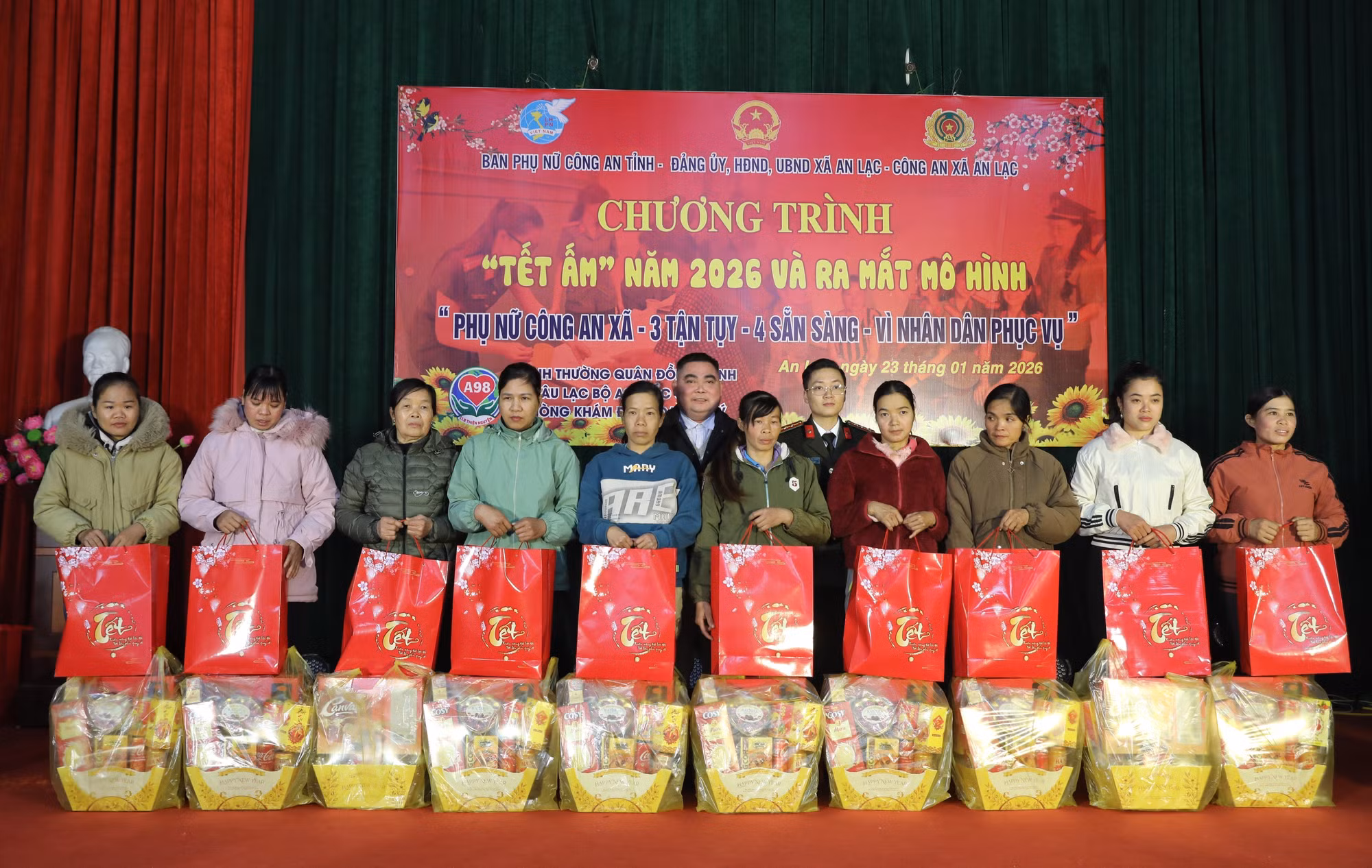 Trao quà tết cho gia đình chính sách, hộ nghèo, hoàn cảnh khó khăn.