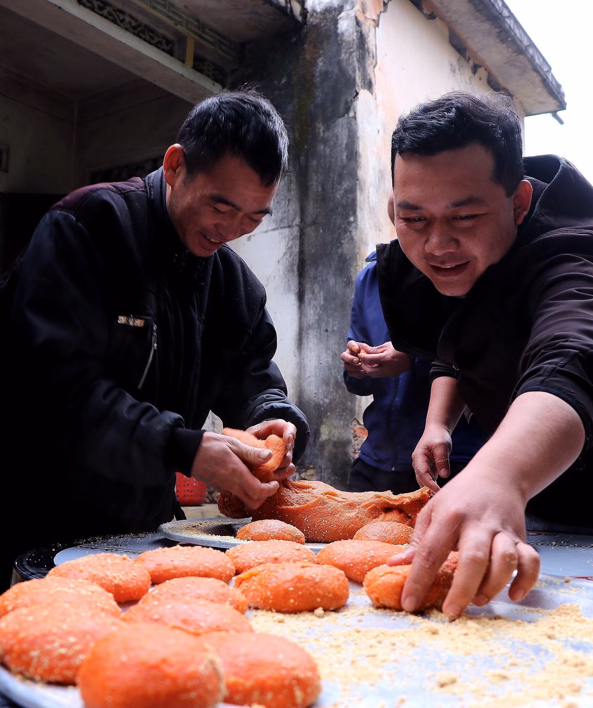 Công đoạn làm bánh giầy được hoàn tất.