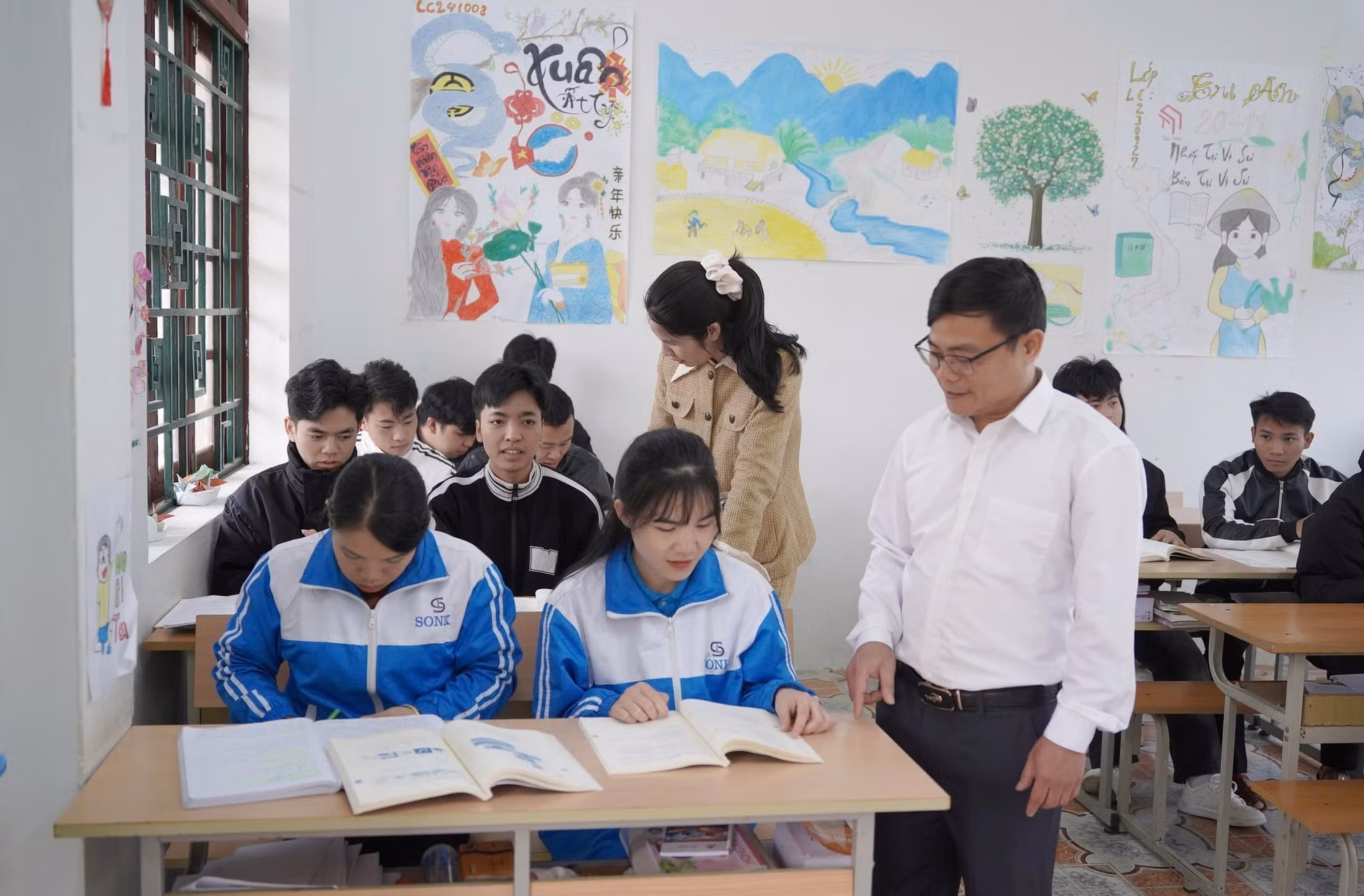 Người lao động học tiếng tại Trung tâm Điều dưỡng người có công và Dịch vụ việc làm tỉnh Lai Châu để đi xuất khẩu lao động.