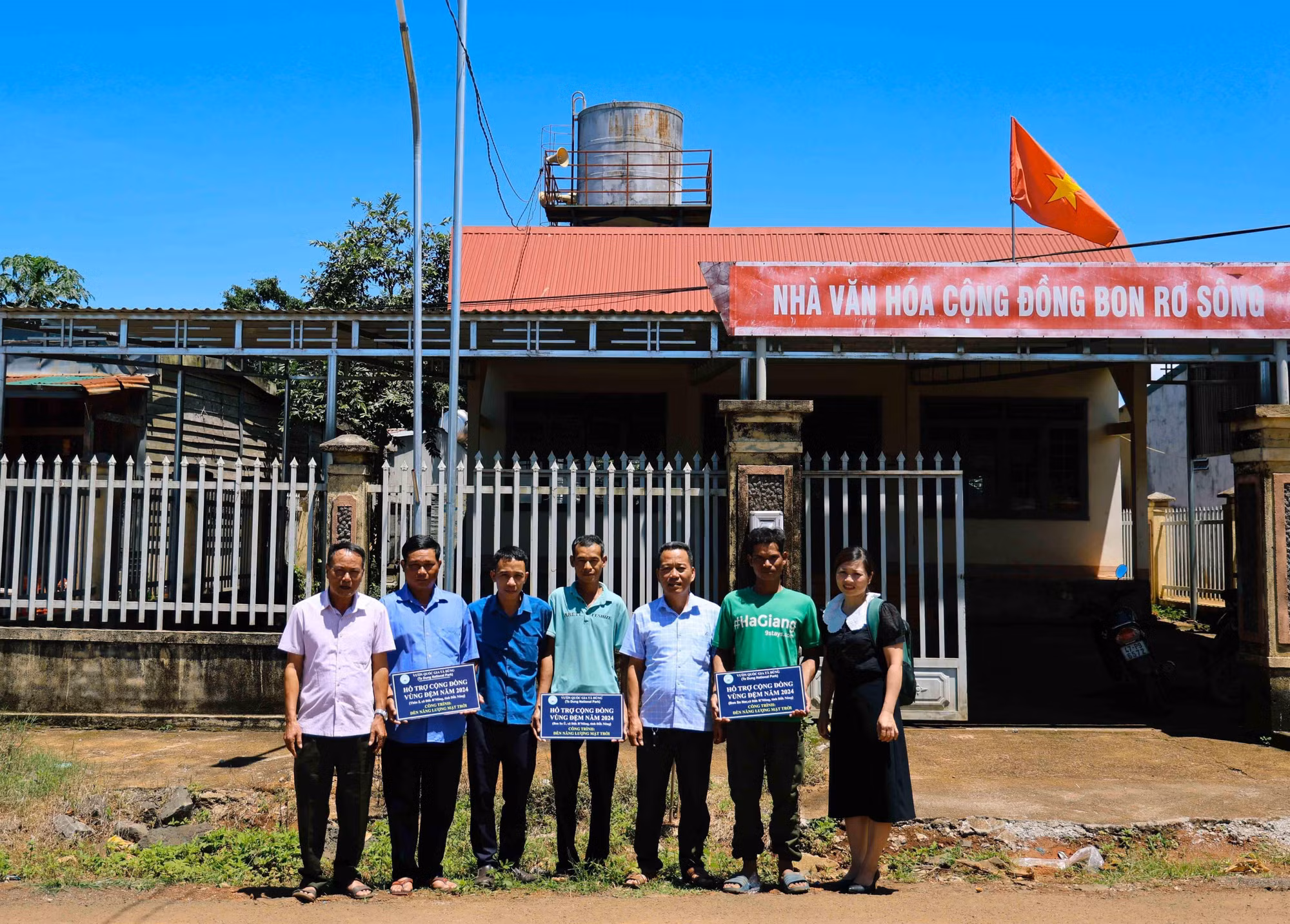 Ban Quản lý Vườn Quốc gia Tà Đùng trao tặng biểu trưng các công trình, dự án hỗ trợ vùng đệm của đơn vị. Ảnh: TTXVN phát