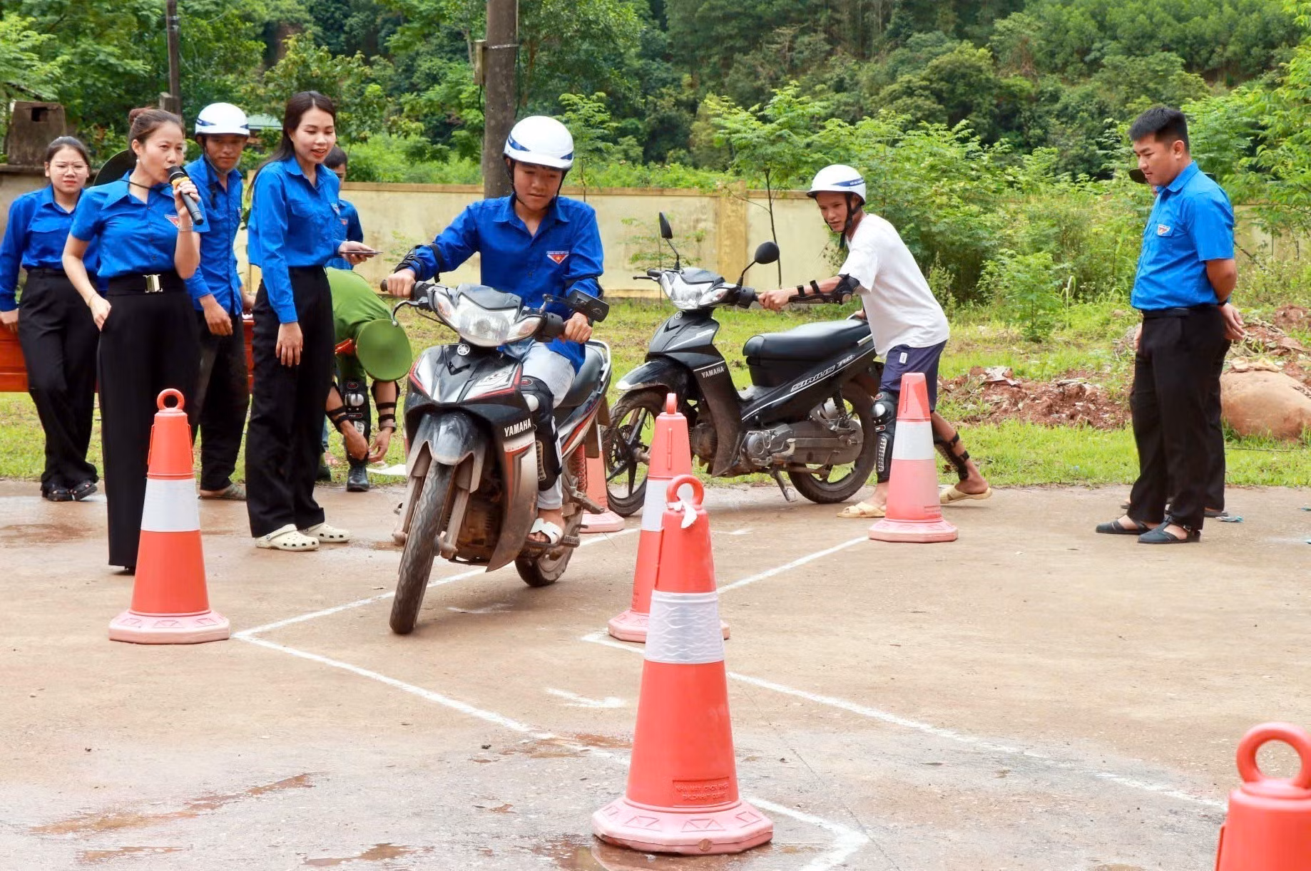 Tổ chức ngày hội An toàn giao thông sau lễ phát động. Ảnh: TTXVN phát