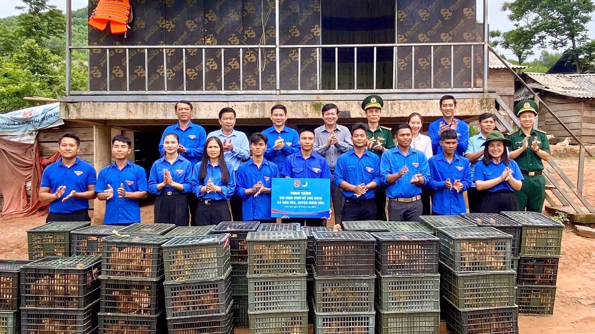 Trao tặng mô hình sinh kế cho đoàn viên thanh niên phát triển kinh tế trên địa bàn xã với 500 con gà giống, thức ăn và thuốc ban đầu. Ảnh: TTXVN phát
