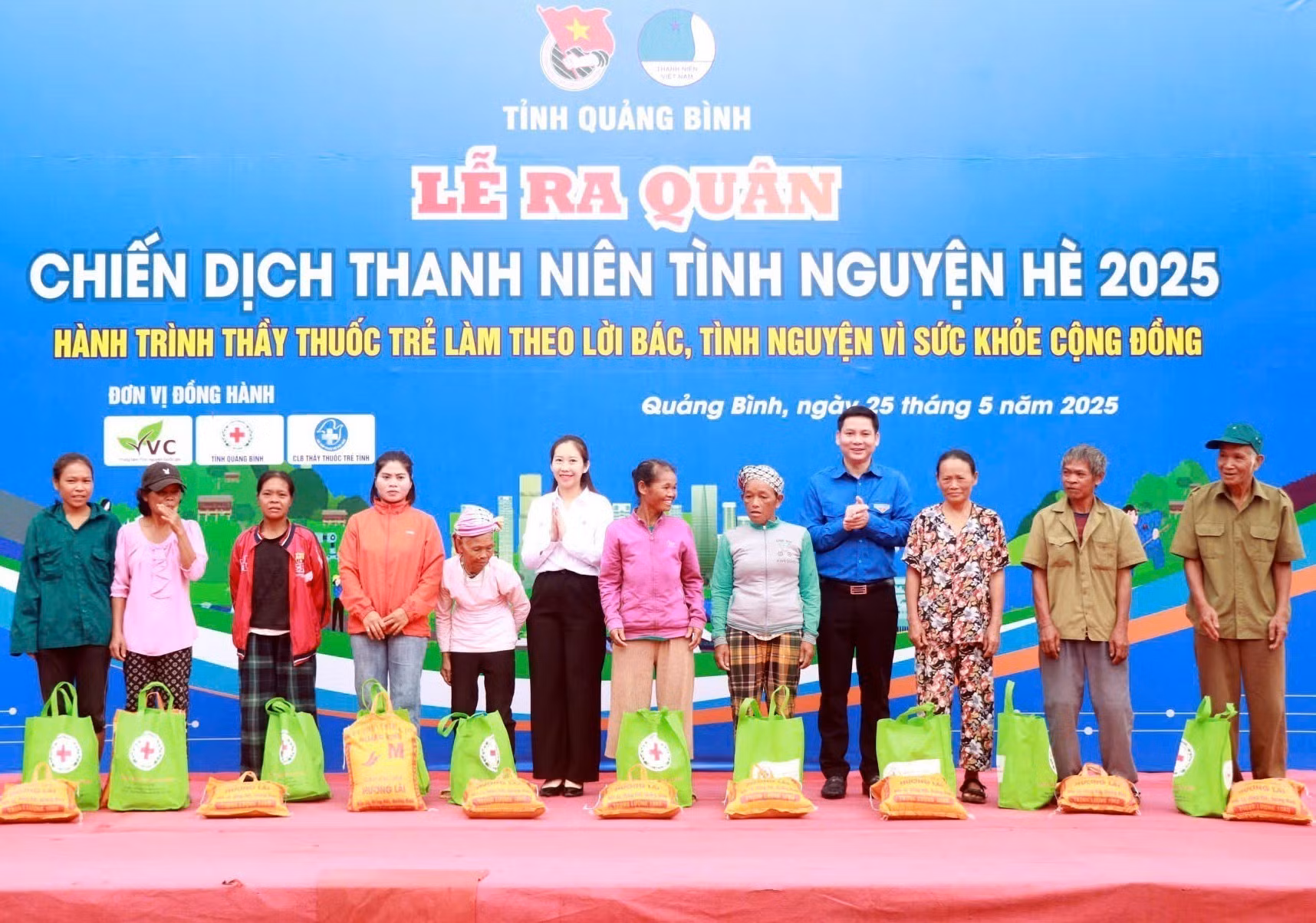 Trao tặng các suất quà cho hộ gia đình có hoàn cảnh khó khăn tại xã Dân Hóa, huyện Minh Hóa. Ảnh: TTXVN phát