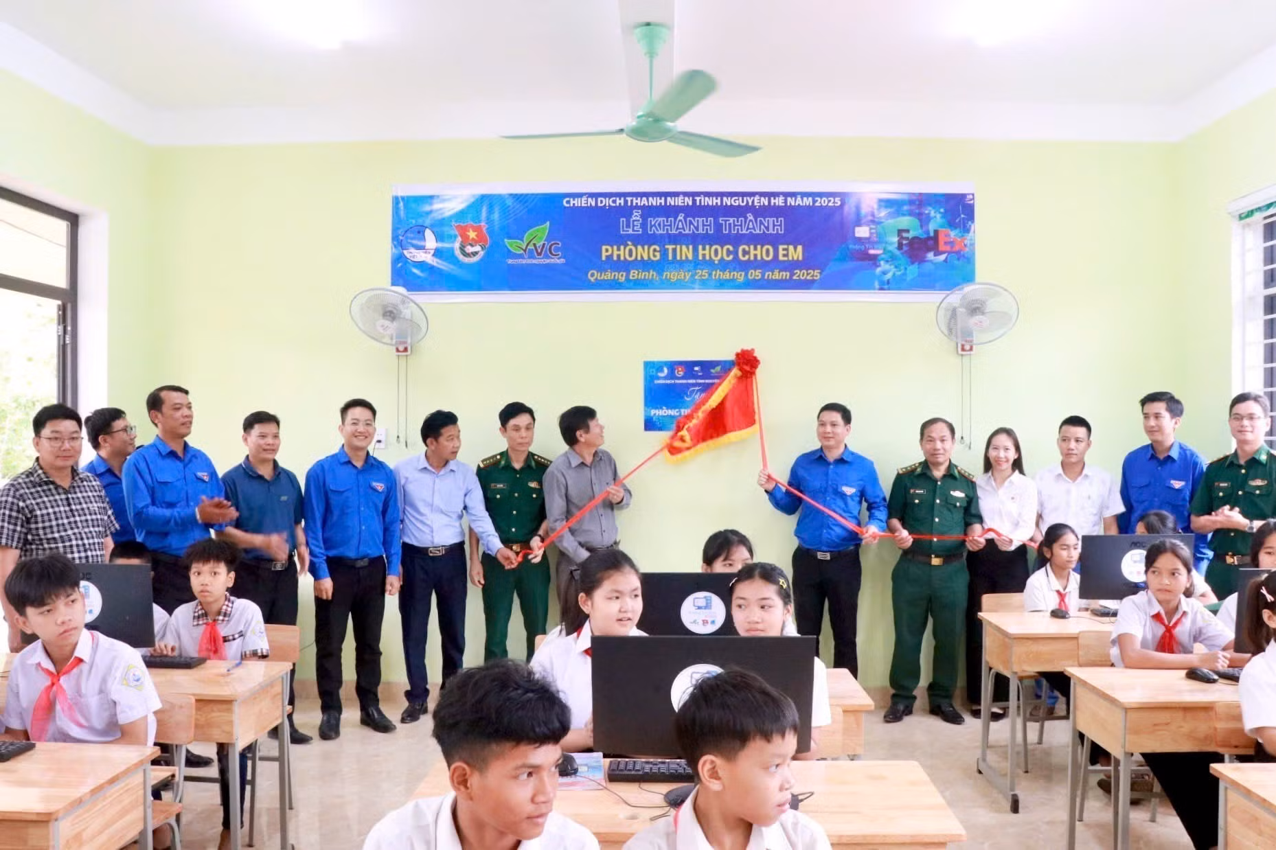 Trao tặng 10 máy tính cho trường Phổ thông Dân tộc Bán trú Tiểu học và Trung hoc cơ sở Dân Hóa, huyện Minh Hóa. Ảnh: TTXVN phát