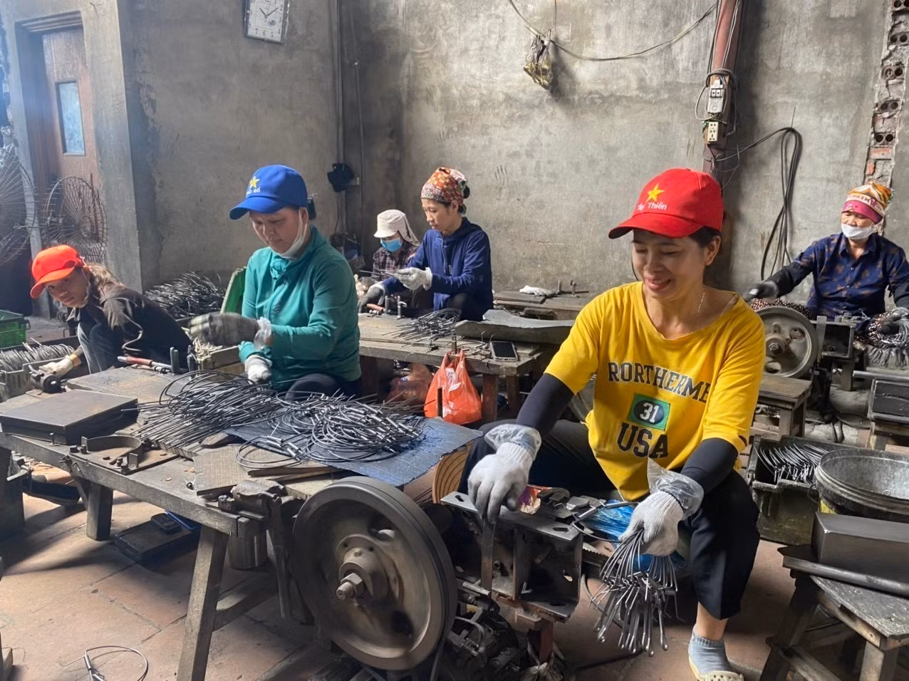 Nghề rèn Bàn Mạch tạo nhiều việc làm cho lao động nông thôn. Ảnh: TTXVN phát