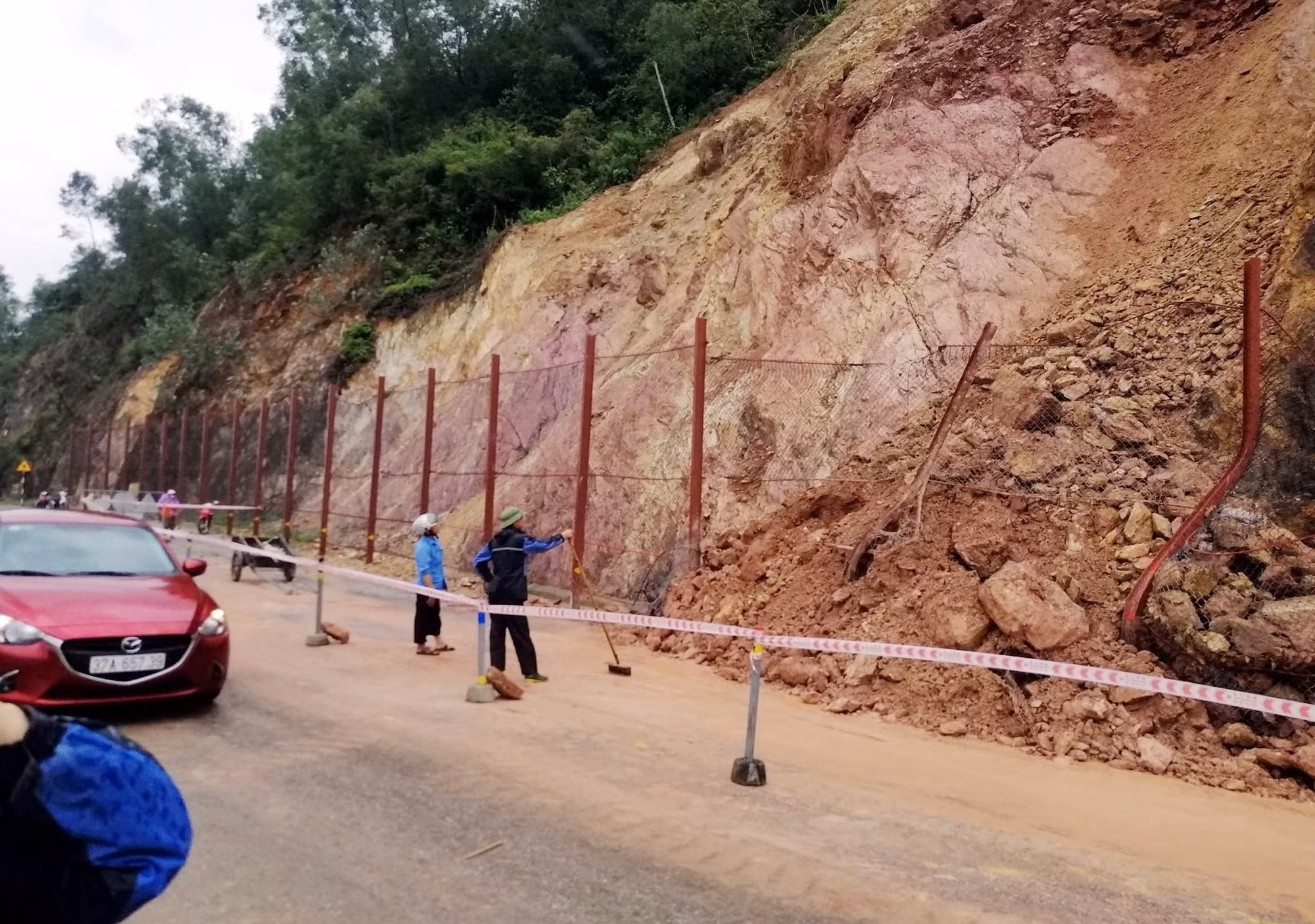 Mưa lớn gây sạt lở rú Nguộc (huyện Thanh Chương, Nghệ An) khiến một khối lượng lớn đất đá đổ xuống Quốc lộ 46. Ảnh: TTXVN phát