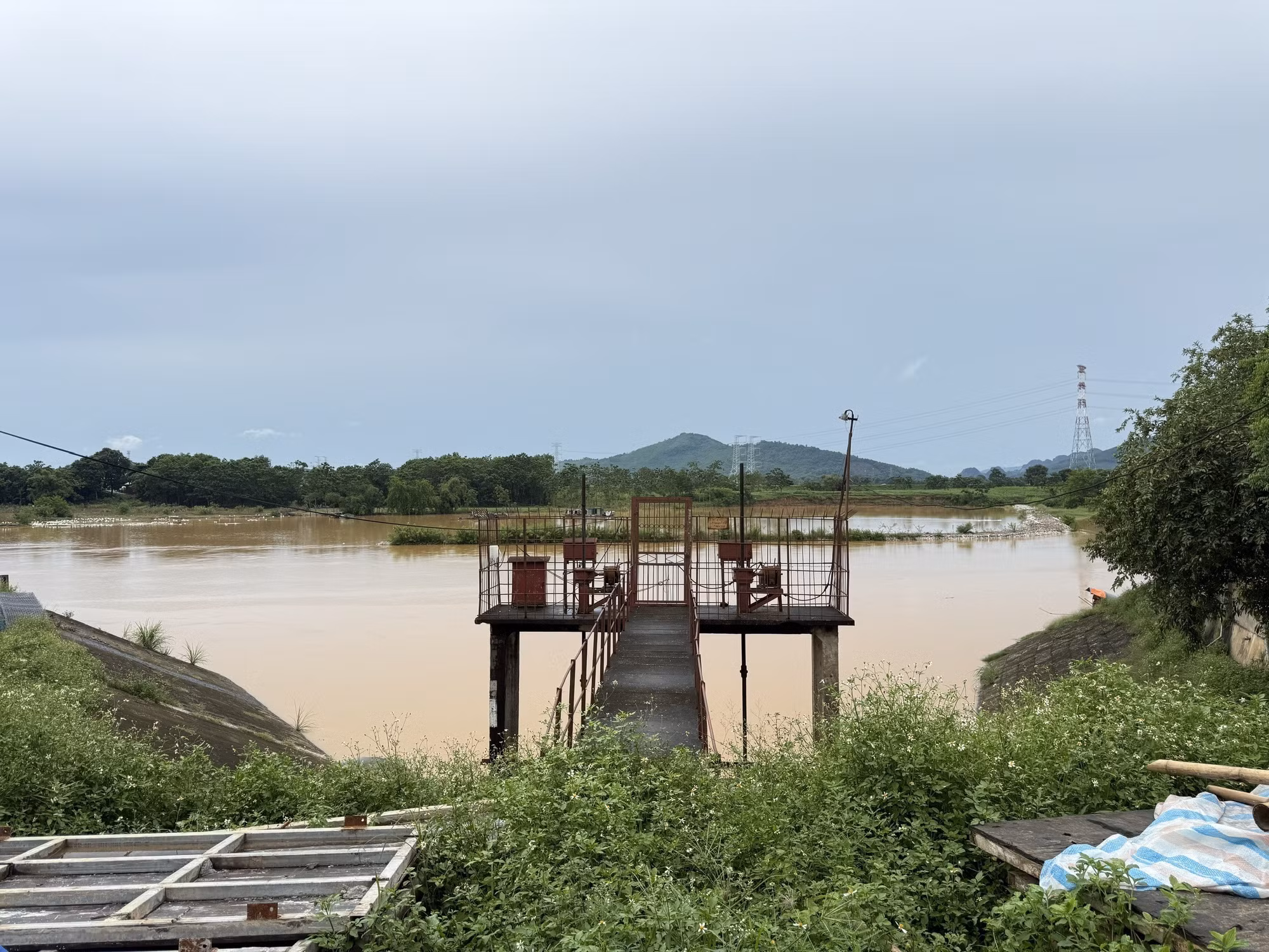 Trạm bơm Hoằng Khánh cũ, tại K29+515 đê tả sông Mã, Thanh Hóa, có vai trò quan trọng trong cả tưới tiêu và phòng chống lũ lụt, hiện đã xuống cấp nghiêm trọng. Ảnh: Hoa Mai/TTXVN