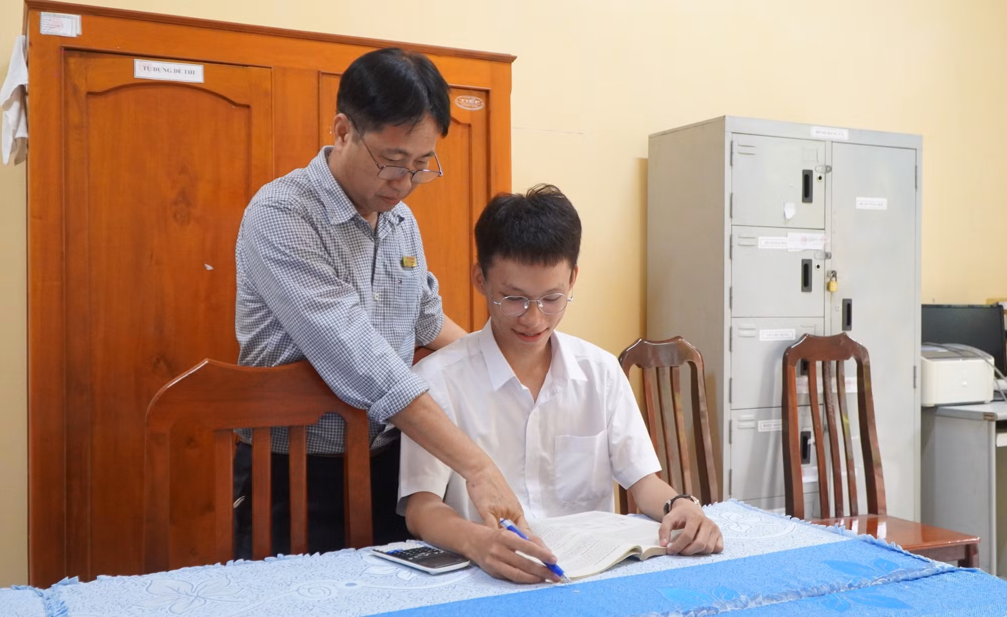 Thầy Sơn hướng dẫn học sinh làm bài.