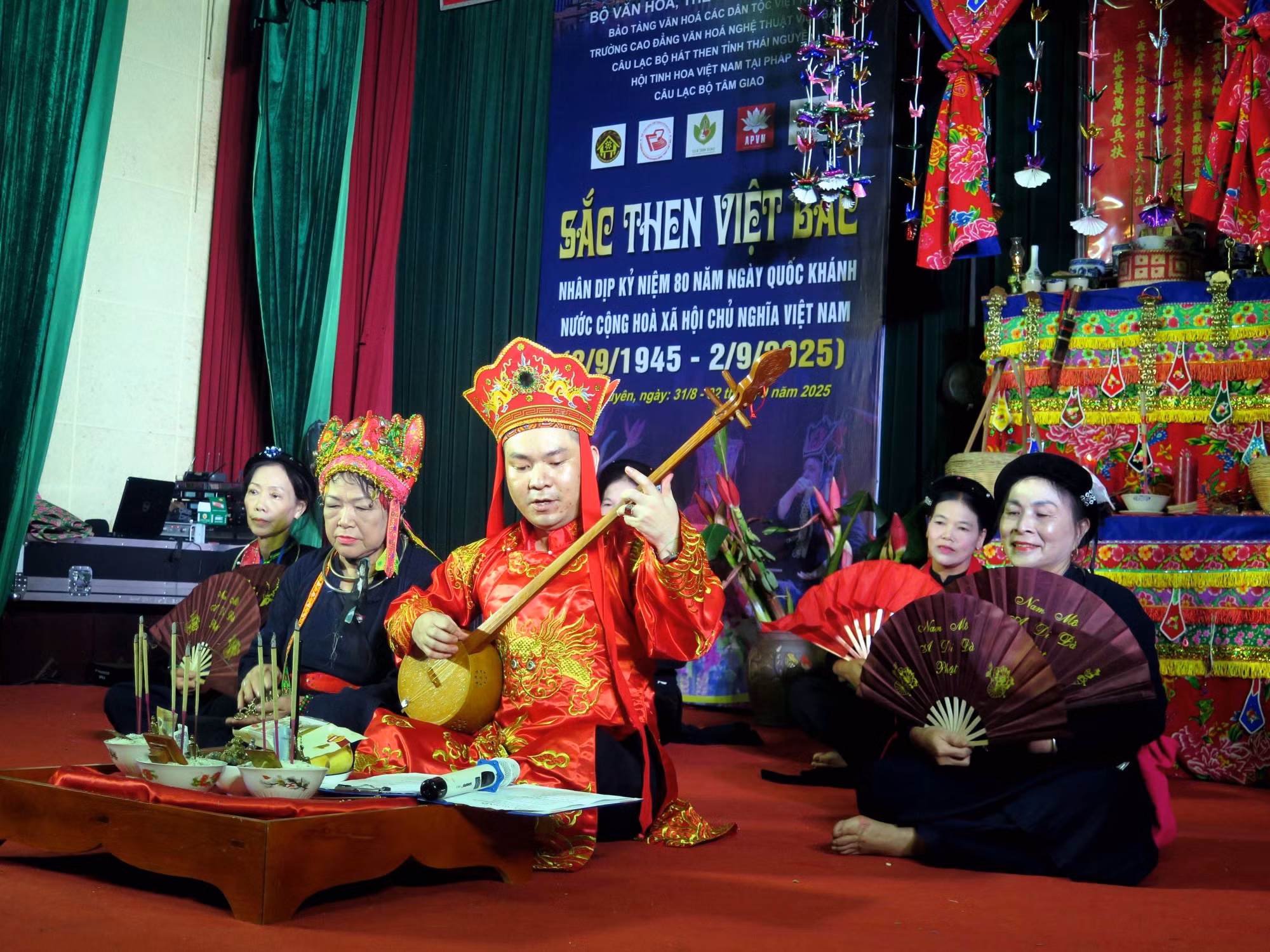 Nghệ nhân hát then Ma Đình Ngọc của tỉnh Thái Nguyên trình diễn trích đoạn nghi lễ “Loan én ngộ căn” then nghi lễ dân tộc Tày của tỉnh Thái Nguyên. Ảnh: TTXVN phát