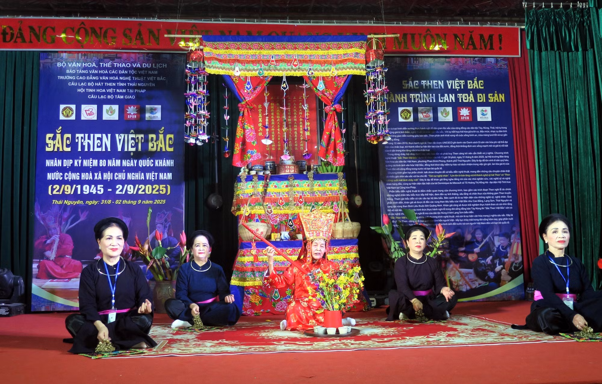 Nghệ nhân Nhân dân Nông Thị Lìm, tỉnh Lạng Sơn (trang phục màu đỏ) trình diễn trích đoạn nghi lễ “Luổm cốc bjoóc – lễ vun hoa”, một nghi lễ then của dân tộc Tày. Ảnh: TTXVN phát