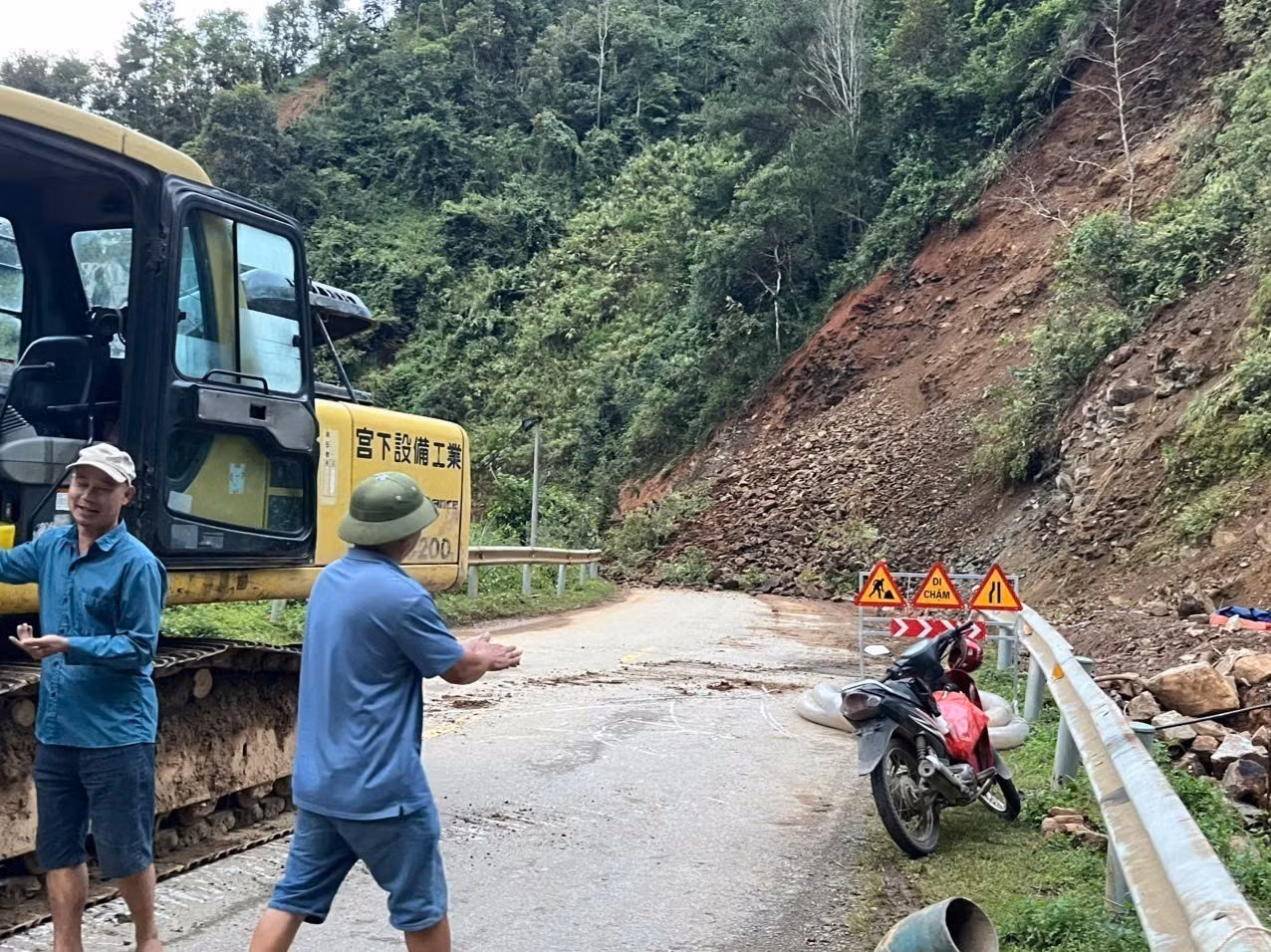 Dự kiến trước 10 giờ ngày 10/9/2025 sẽ thông đường. Ảnh: TTXVN phát