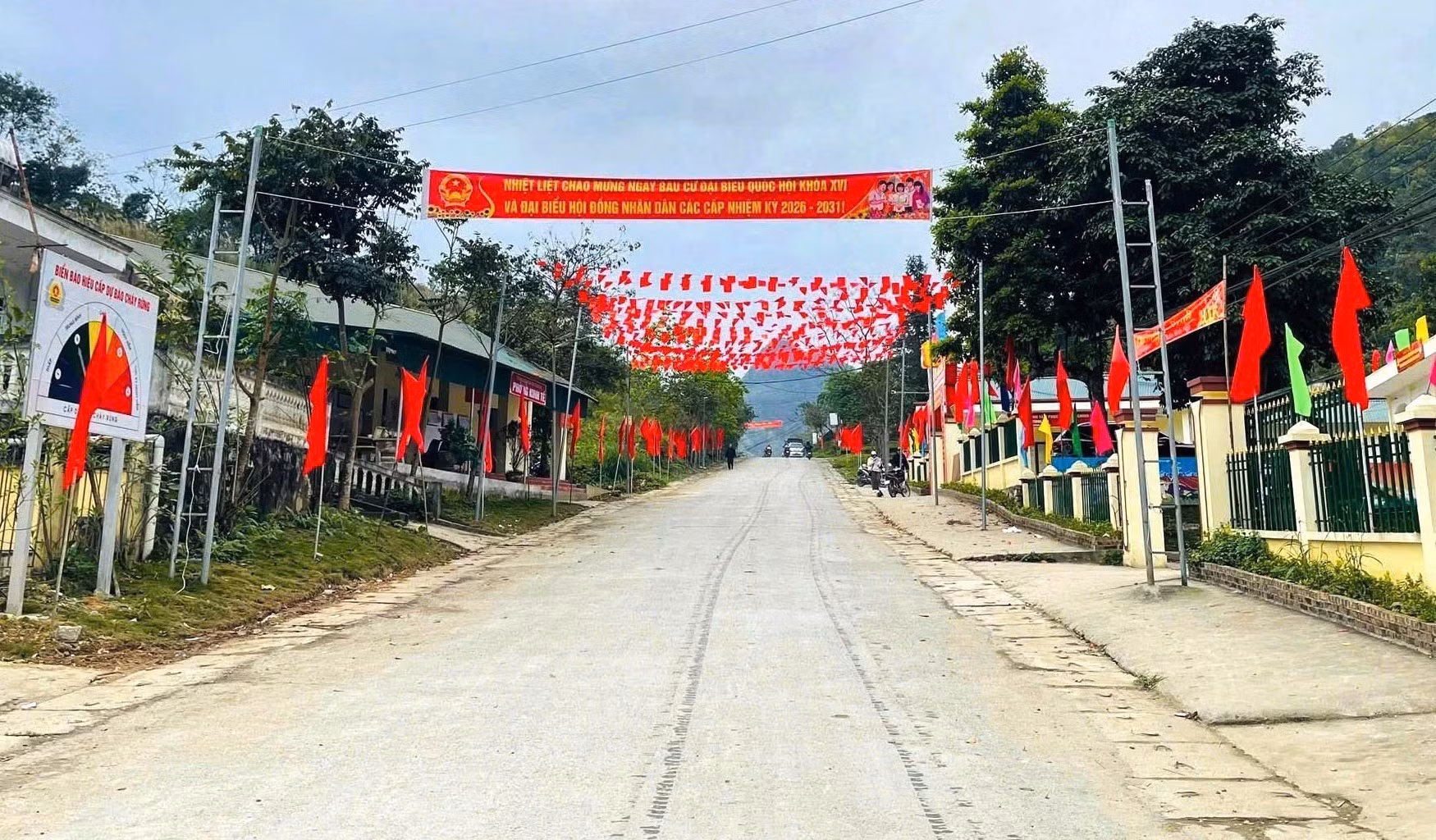 Tuyên truyền, cổ động hướng tới cuộc bầu cử đại biểu Quốc hội khóa XVI và đại biểu HĐND các cấp nhiệm kỳ 2026-2031 tại xã biên giới Sơn Vĩ, tỉnh Tuyên Quang. Ảnh: TTXVN phát