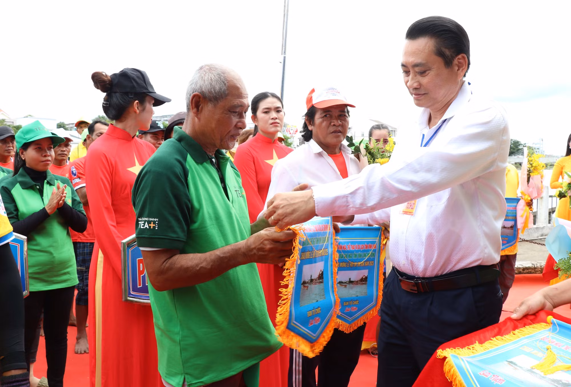 Phó Chủ tịch UBND tỉnh Vĩnh Long trao cờ lưu niệm cho các đội tham gia Giải.