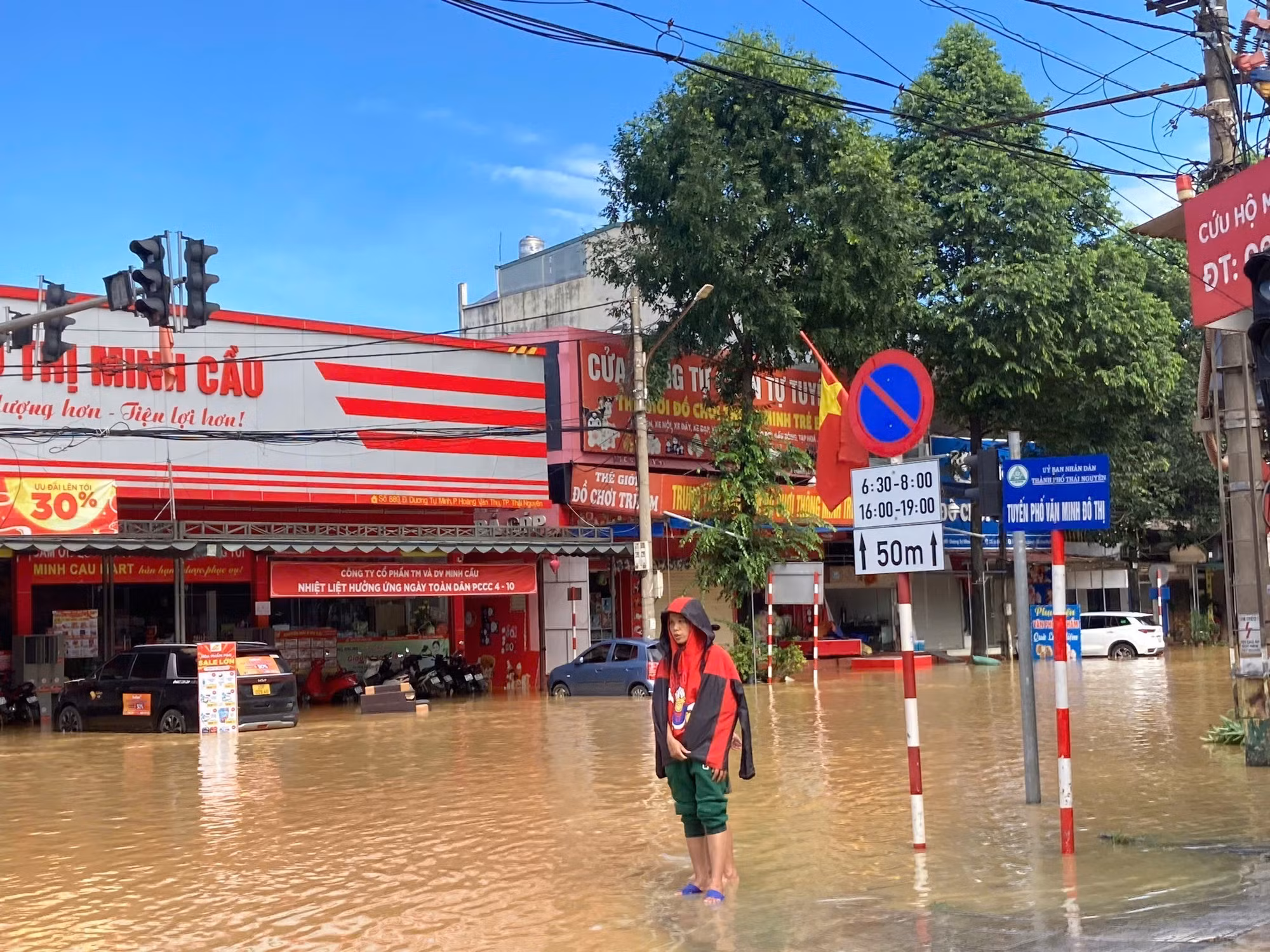 Đường Dương Tự Minh, tỉnh Thái Nguyên ngập nặng. Ảnh: Thắng Trung/TTXVN