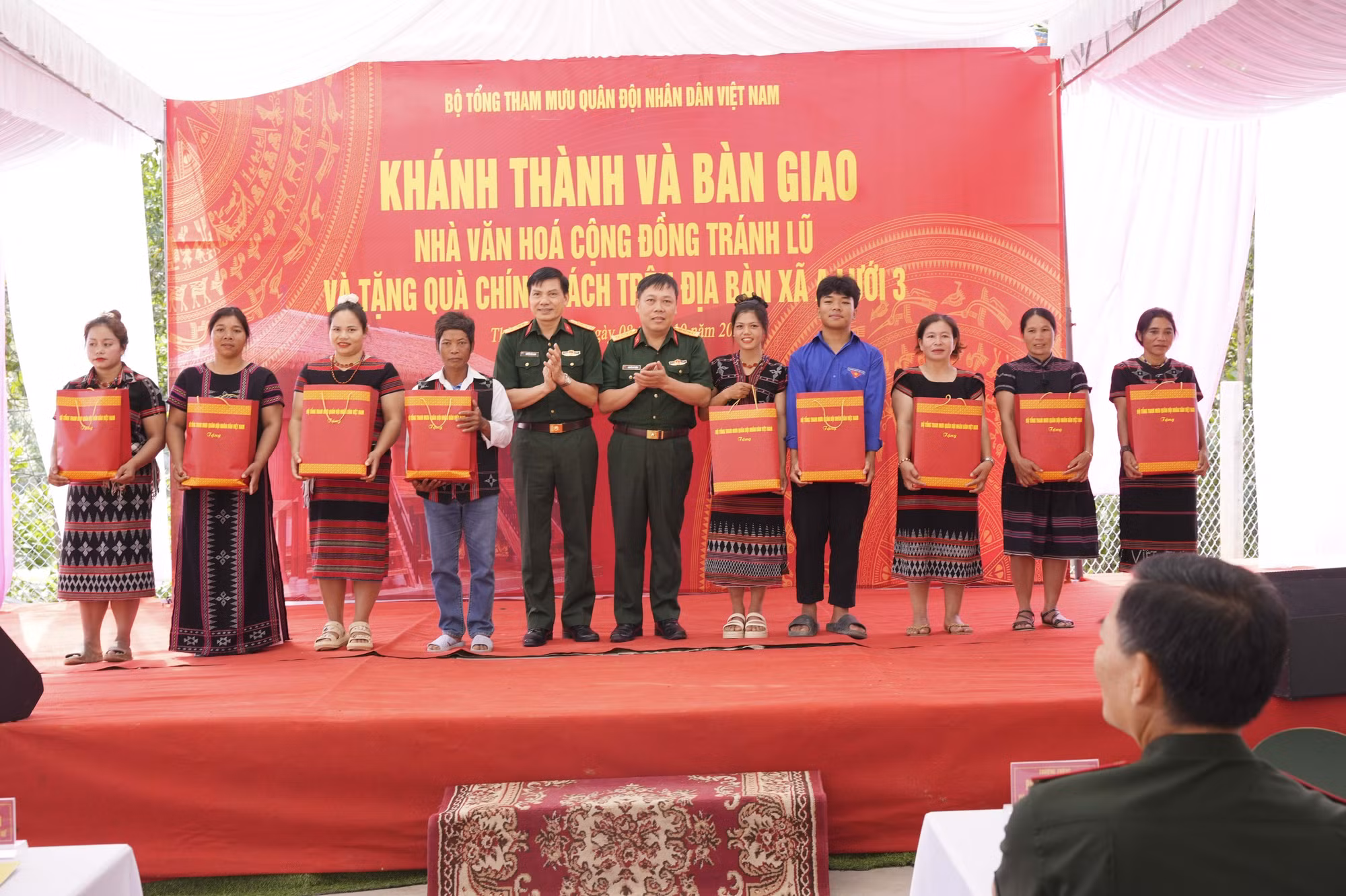 Trao quà hỗ trợ người dân A Lưới 3. Ảnh: TTXVN phát
