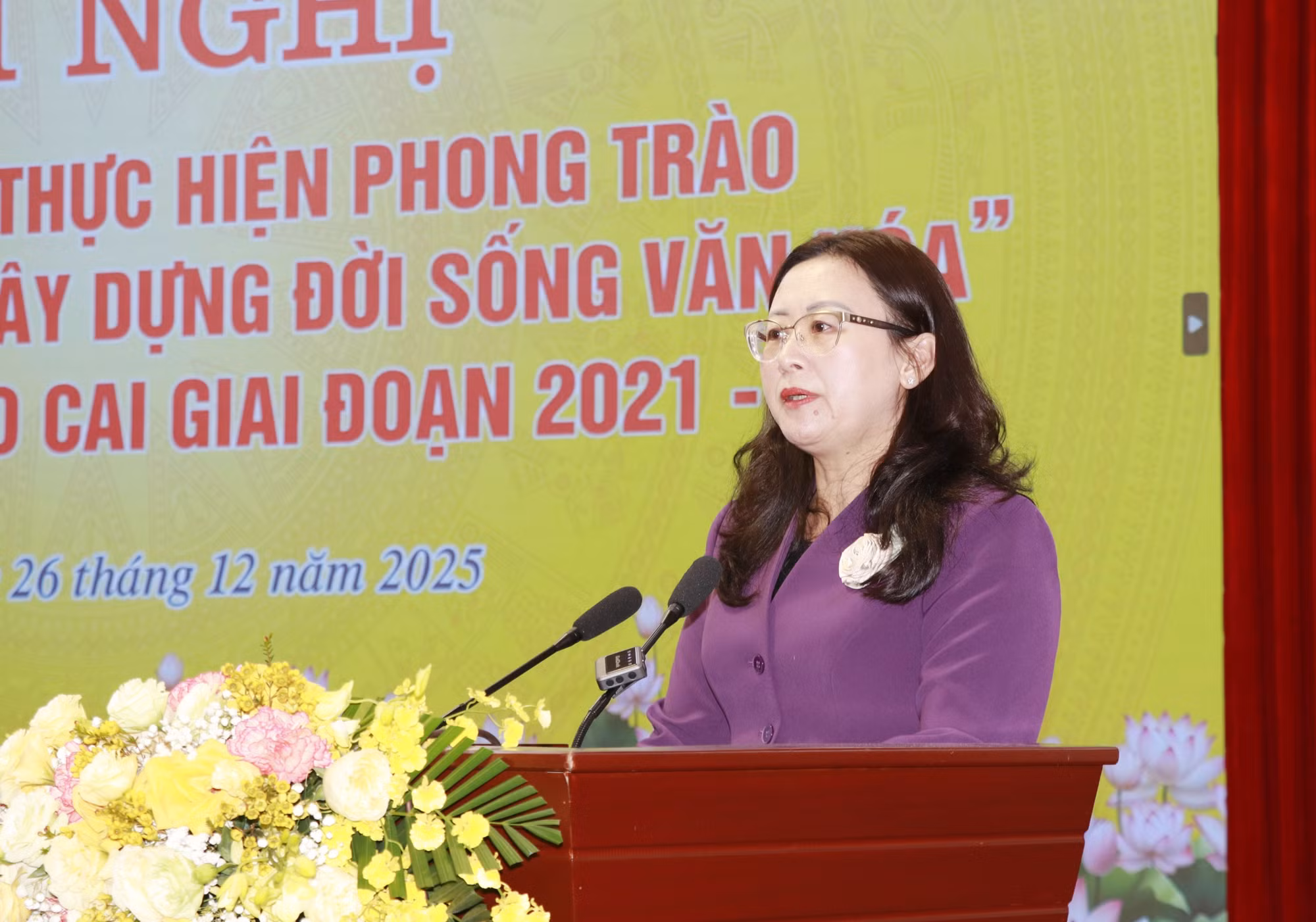 Phó Bí thư Tỉnh ủy, Chủ tịch Ủy ban Mặt trận Tổ quốc Việt Nam tỉnh Lào Cao Giàng Thị Dung phát biểu tại hội nghị.