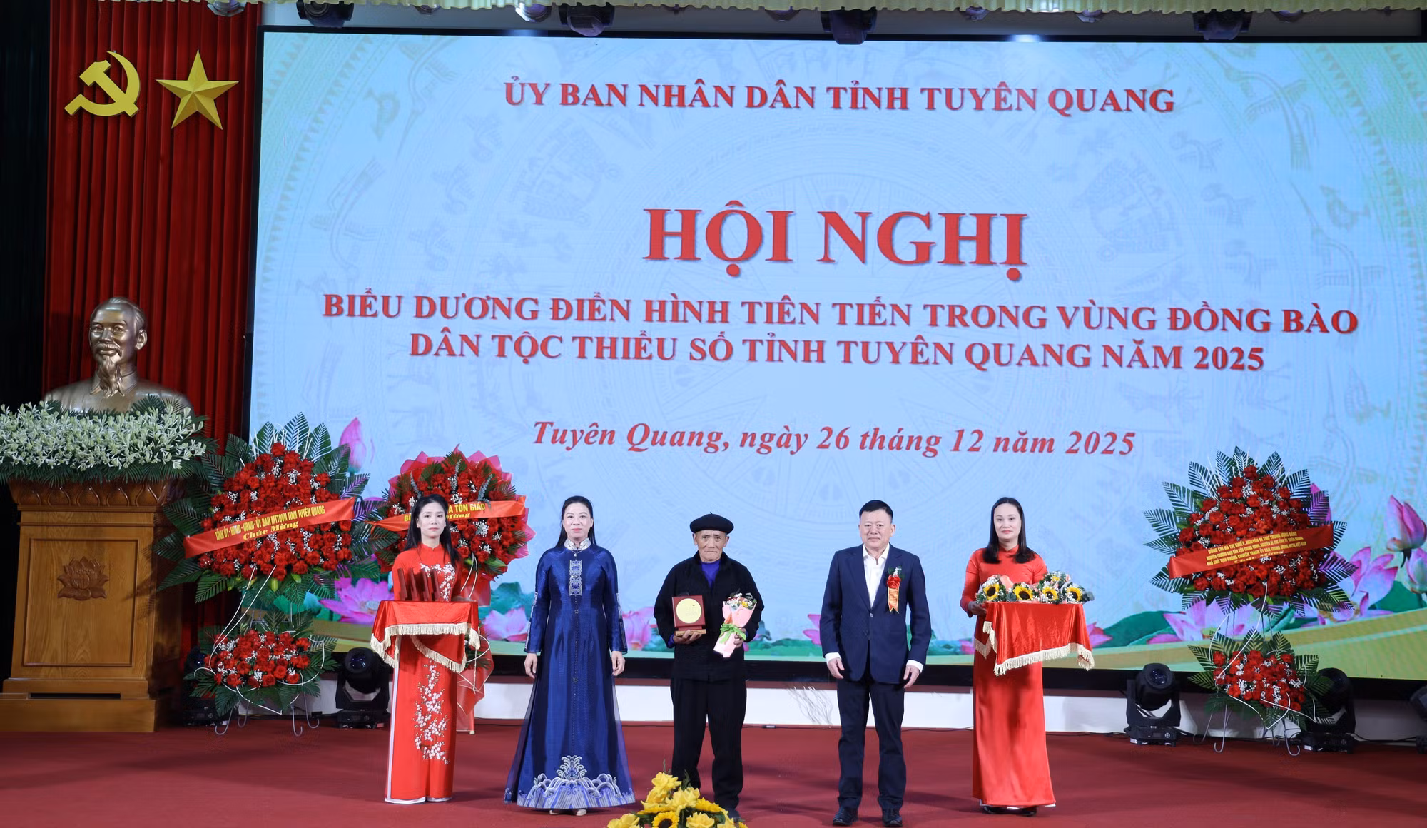 Lãnh đạo Tỉnh ủy Tuyên Quang và lãnh đạo Bộ Dân tộc và Tôn giáo tặng biểu trưng biểu dương cho cá nhân điển hình tiên tiến.