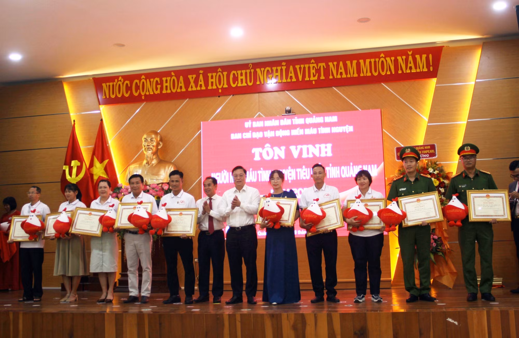Ban tổ chức tôn vinh các gia đình, cá nhân và tập thể hiến máu tình nguyện tiêu biểu tỉnh Quảng Nam năm 2025.
