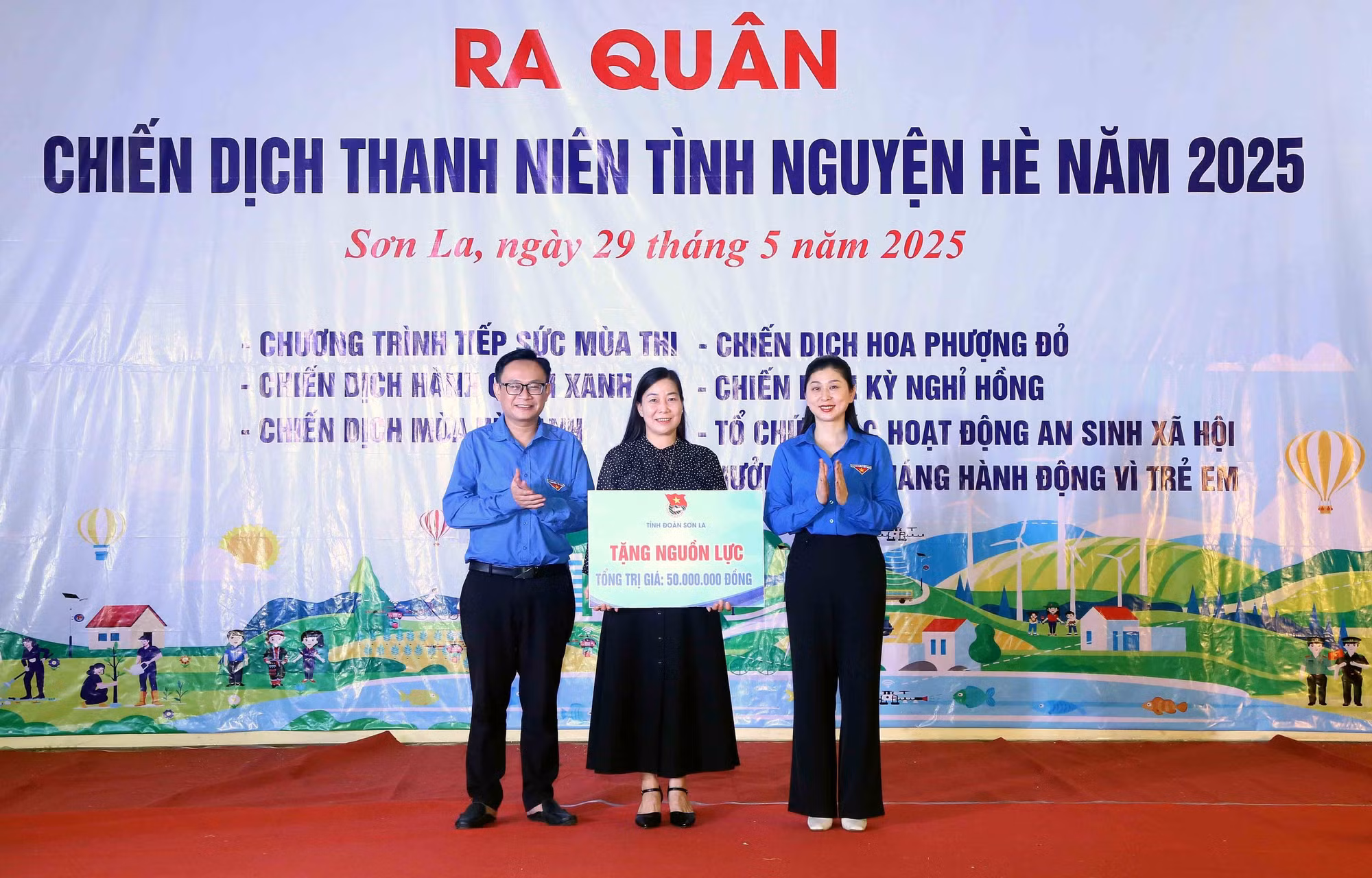 Lãnh đạo Tỉnh đoàn Sơn La trao biểu trưng nguồn lực hỗ trợ Trung tâm Bảo trợ xã hội tỉnh Sơn La.