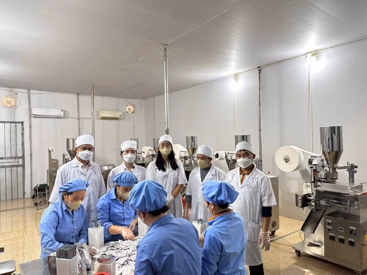 Tại xã Con Cuông, Công ty cổ phần Dược liệu Pù Mát đã xây dựng dòng sản phẩm Cao cà gai leo, dây thìa canh đạt chuẩn OCOP 4 sao. Ảnh: TTXVN phát