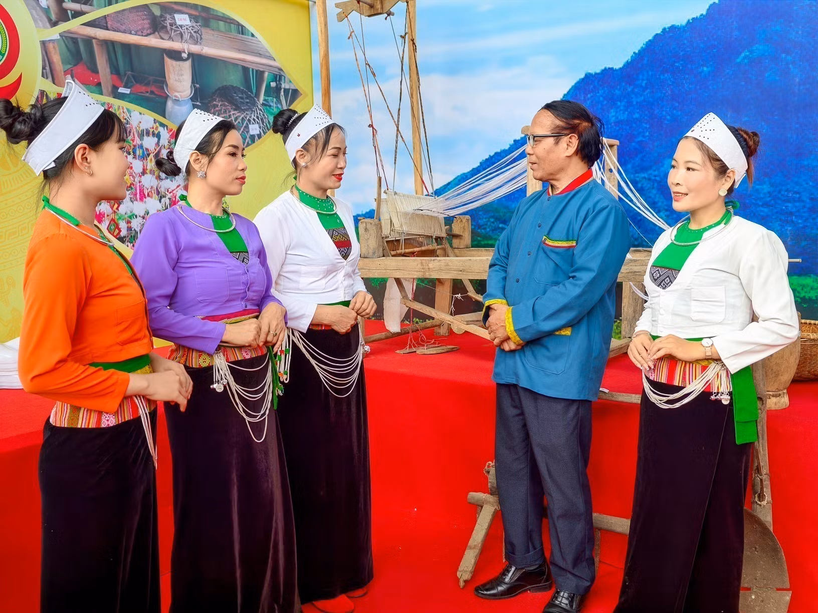 Người có uy tín trong đồng bào dân tộc thiểu số phát huy vai trò cầu nối giữa chính quyền và người dân. Hùng Mạnh/TTXVN