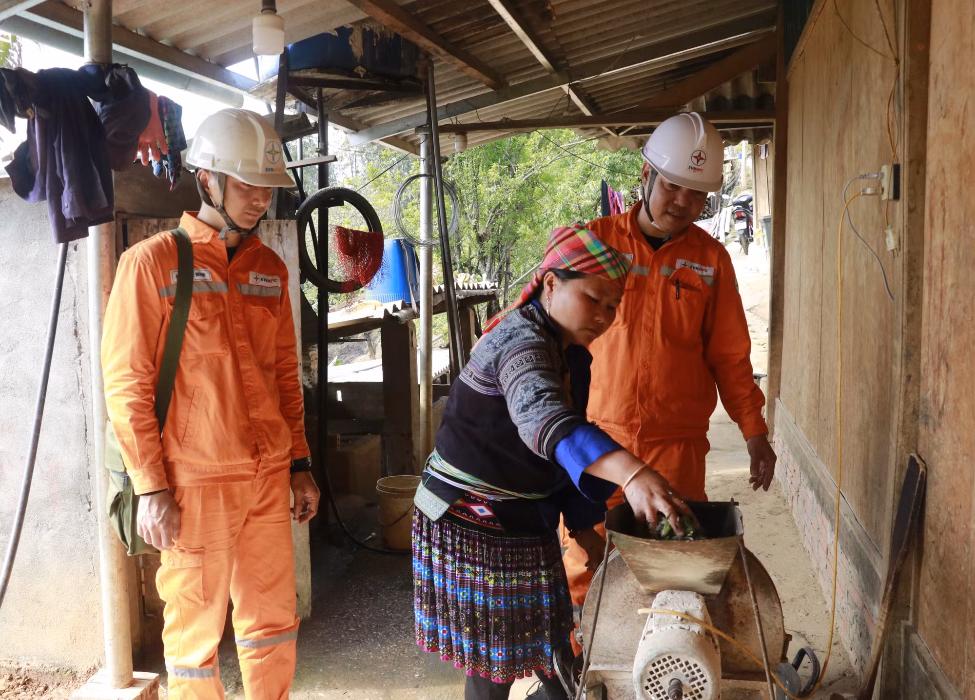 Có điện lưới quốc gia giúp các hộ dân vùng cao Mù Cang Chải đầu tư máy móc phục vụ sản xuất nông nghiệp.