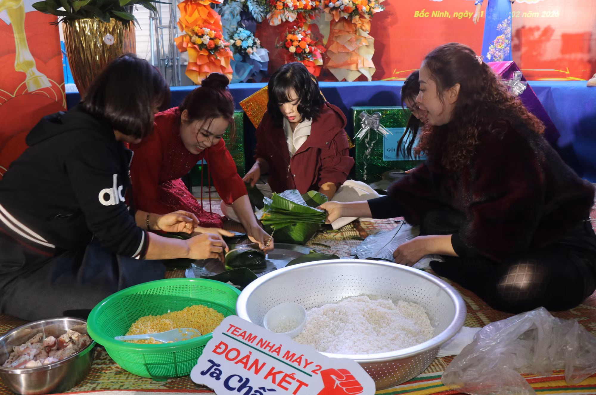 Đông đảo công nhân tham gia cuộc thi gói bánh chưng. Ảnh: Thanh Thương/TTXVN