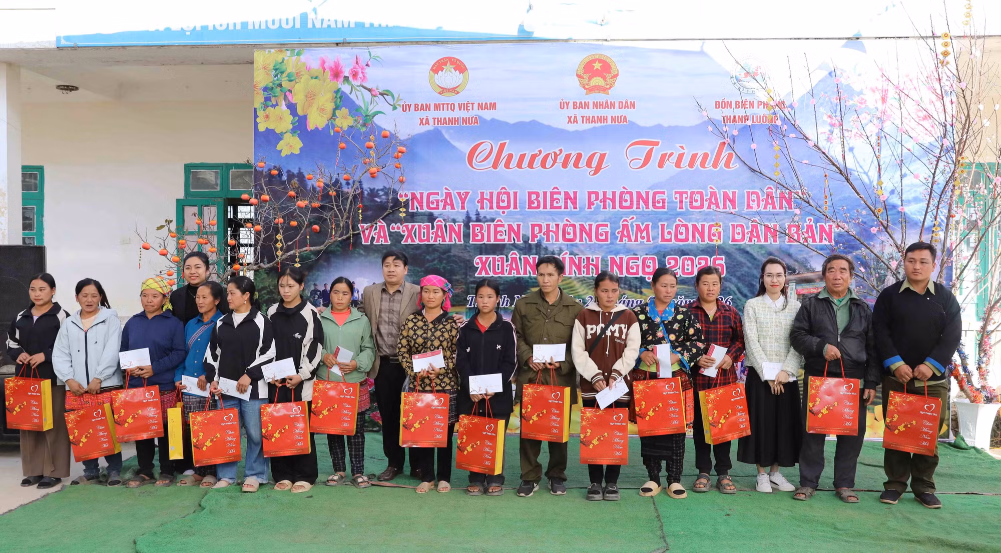 Đại diện các đơn vị thiện nguyện tặng quà người dân có hoàn cảnh khó khăn trên địa bàn. Ảnh: Trung Kiên/TTXVN