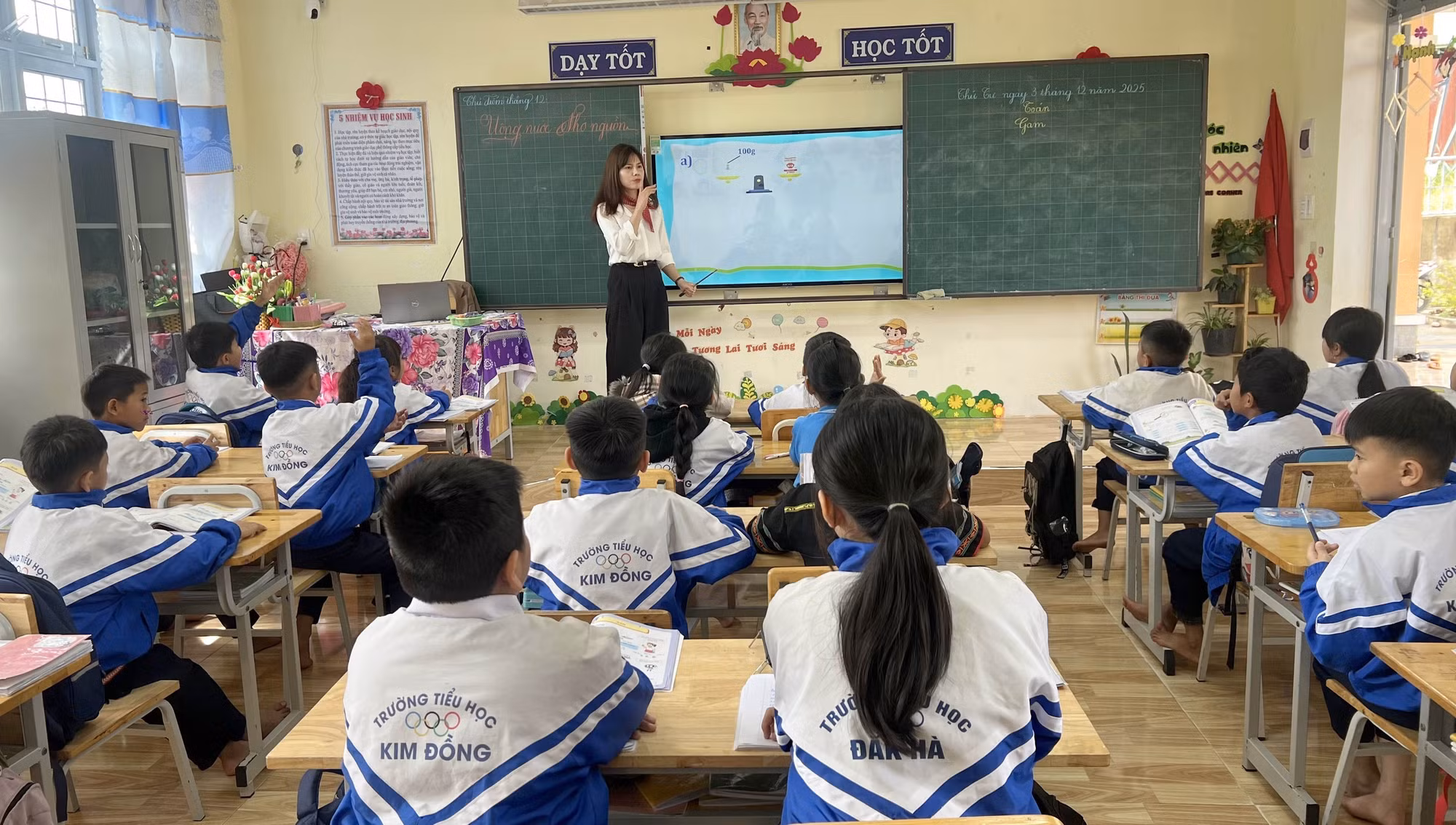 Dãy phòng học được đầu tư từ Chương trình mục tiêu Quốc gia giảm nghèo bền vững năm 2023 giúp thầy trò Trường Tiểu học Kim Đồng, xã Tu Mơ Rông thuận tiện hơn trong việc dạy và học.