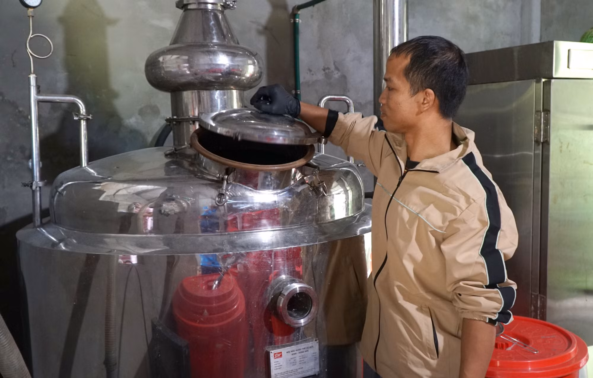 Với nỗ lực trồng và chế biến dược liệu, anh C’lâu Thái Ngọc đã 2 lần được UBND xã Lăng (nay là xã Tây Giang) tặng Giấy khen vì có thành tích tiêu biểu trong sản xuất Nông nghiệp các năm 2022 và 2023.