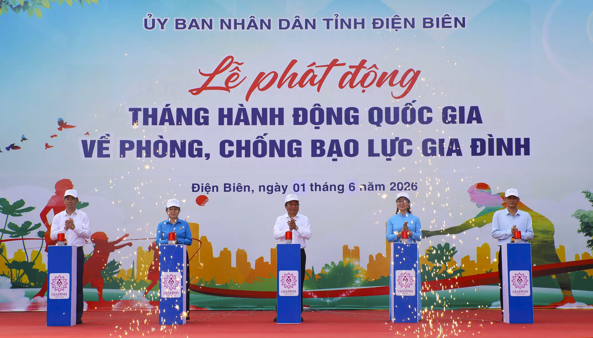 Các đại biểu thực hiện nghi thức phát động Tháng hành động quốc gia về phòng, chống bạo lực gia đình năm 2026.