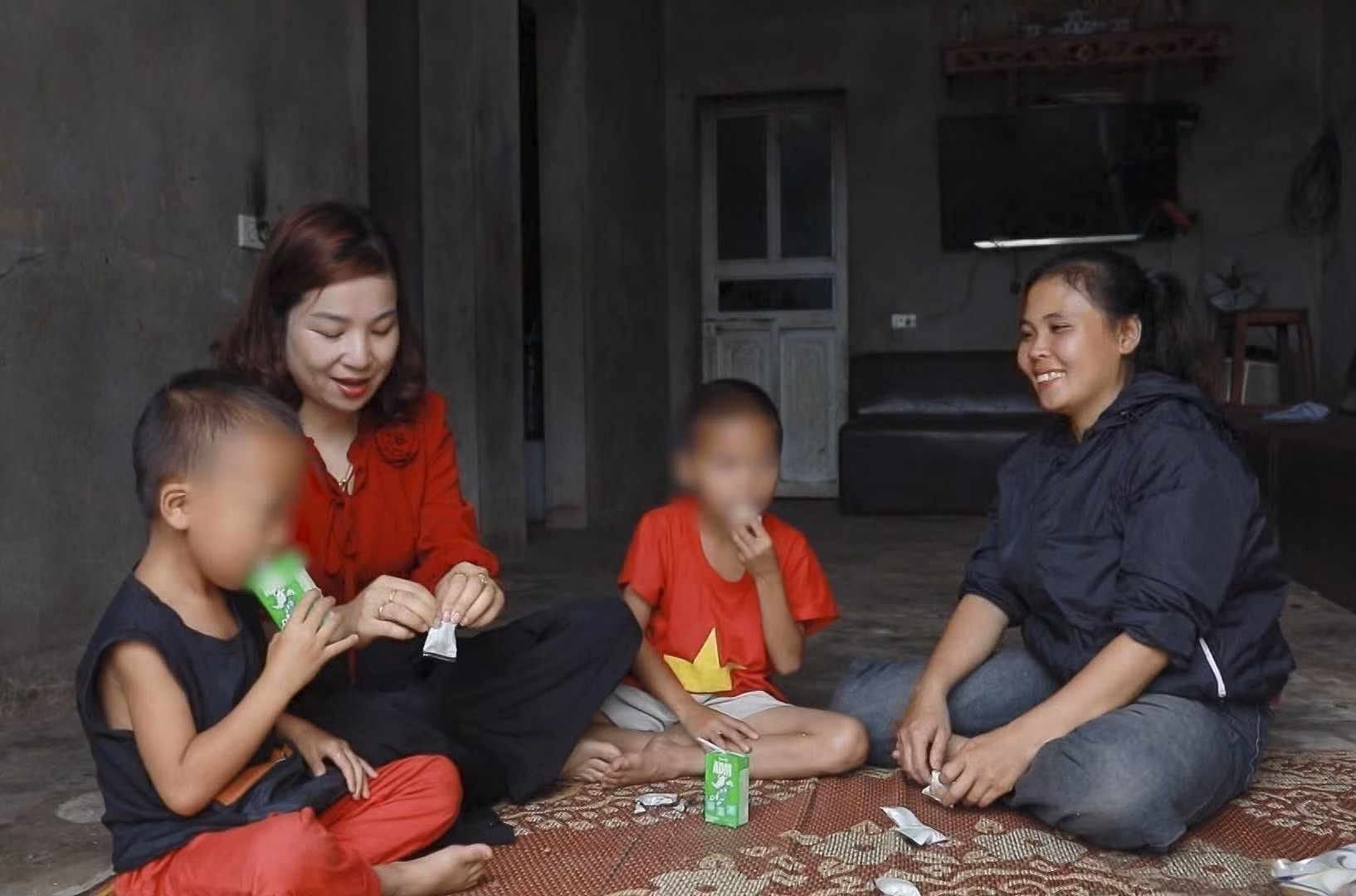 Cán bộ địa phương thăm hỏi, động viên gia đình có trẻ em mắc chứng tự kỷ. Ảnh: TTXVN phát