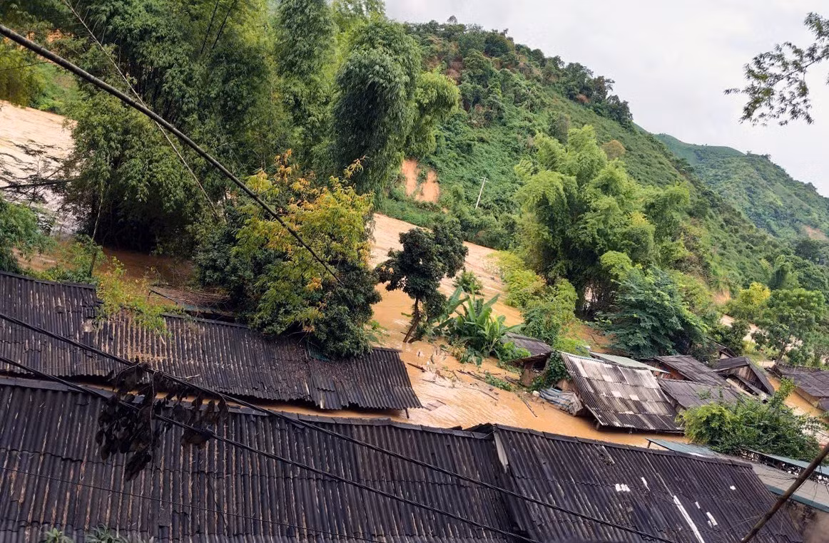 Hiện nay, mực nước trên các sông ở xã Bó Sinh đang dâng rất cao khiến nhiều nơi bị ngập lụt. Ảnh: TTXVN phát