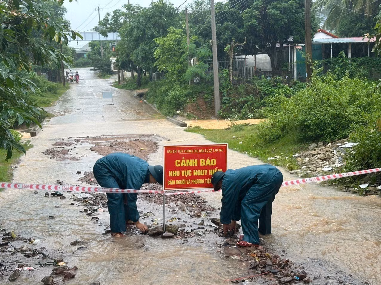 Chính quyền xã Lao Bảo (Quảng Trị) cắt cử lực lượng ứng trực, cắm biển cảnh bảo tại khu vực ngập sâu. Ảnh: TTXVN phát