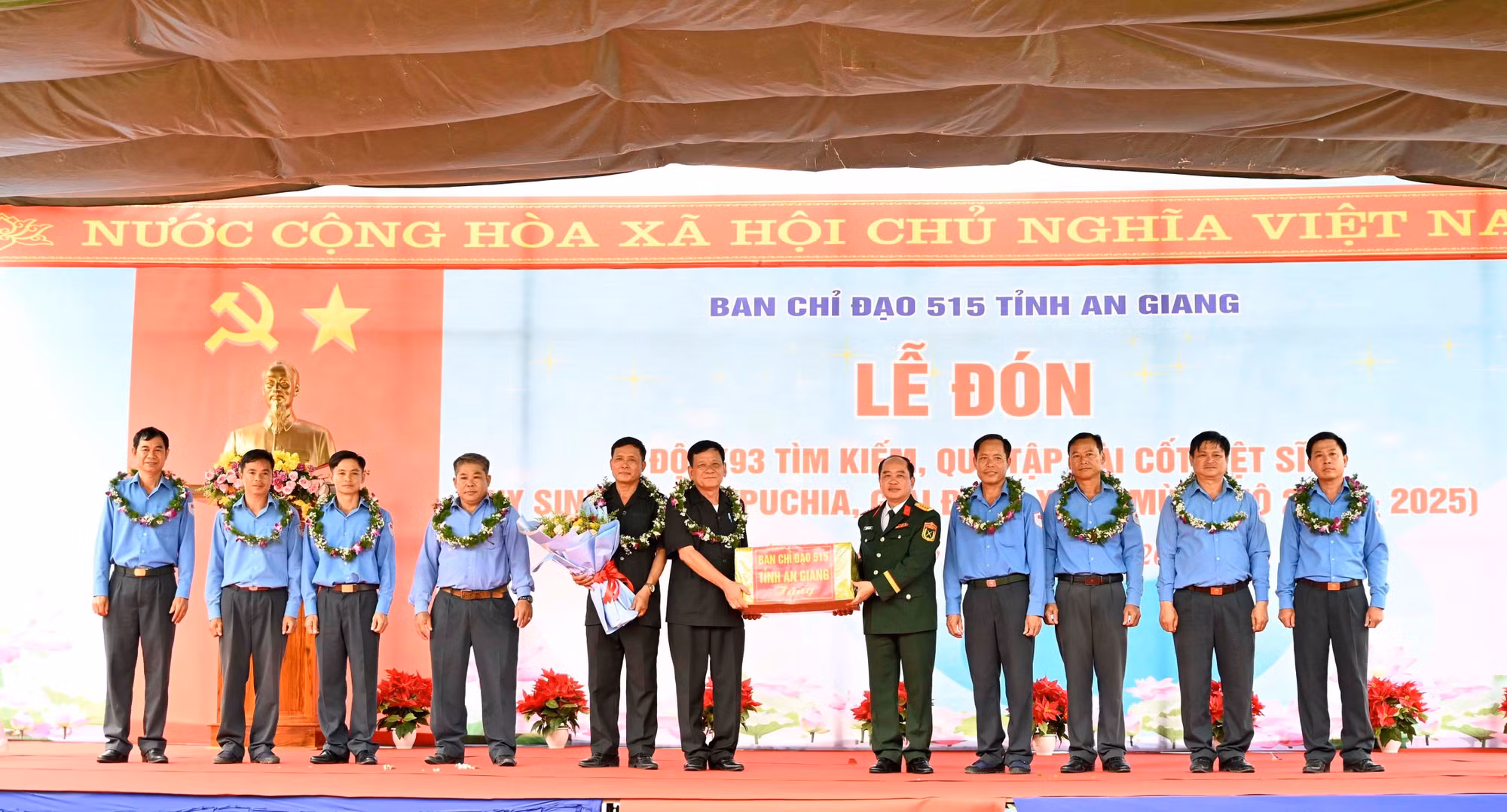 Ban tổ chức tặng quà cho Đội K93 hoàn thành nhiệm vụ. Ảnh: Văn Sĩ/TTXVN