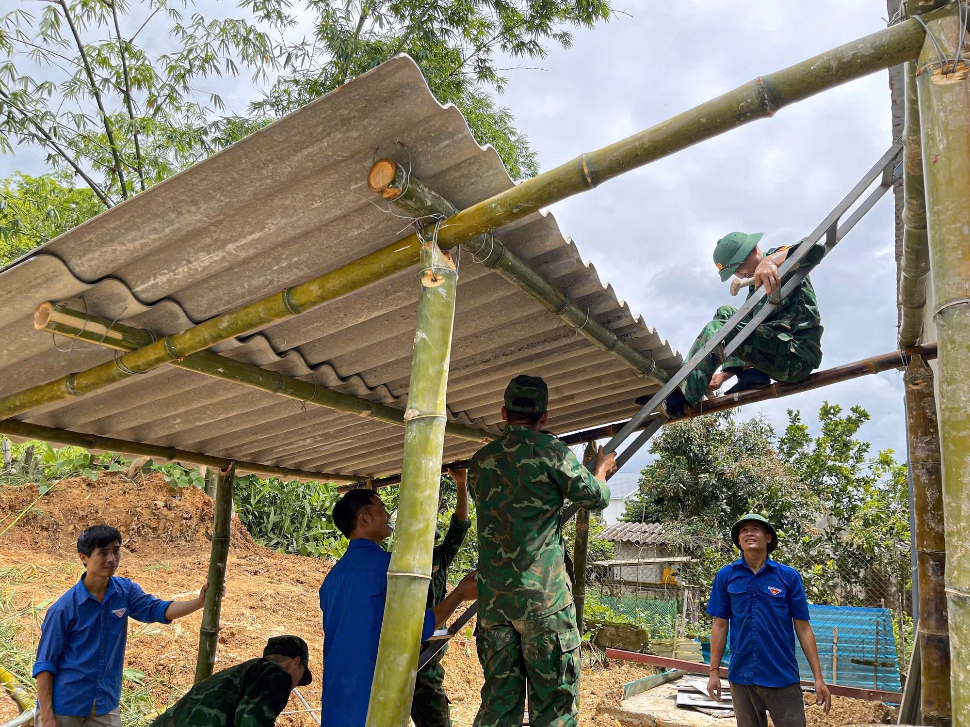 Giúp người dân cải tạo nhà cửa, vườn, ao, chuồng, làm đẹp hệ thống hàng rào, cổng; xây dựng công trình nhà tiêu hợp vệ sinh. Ảnh: TTXVN phát