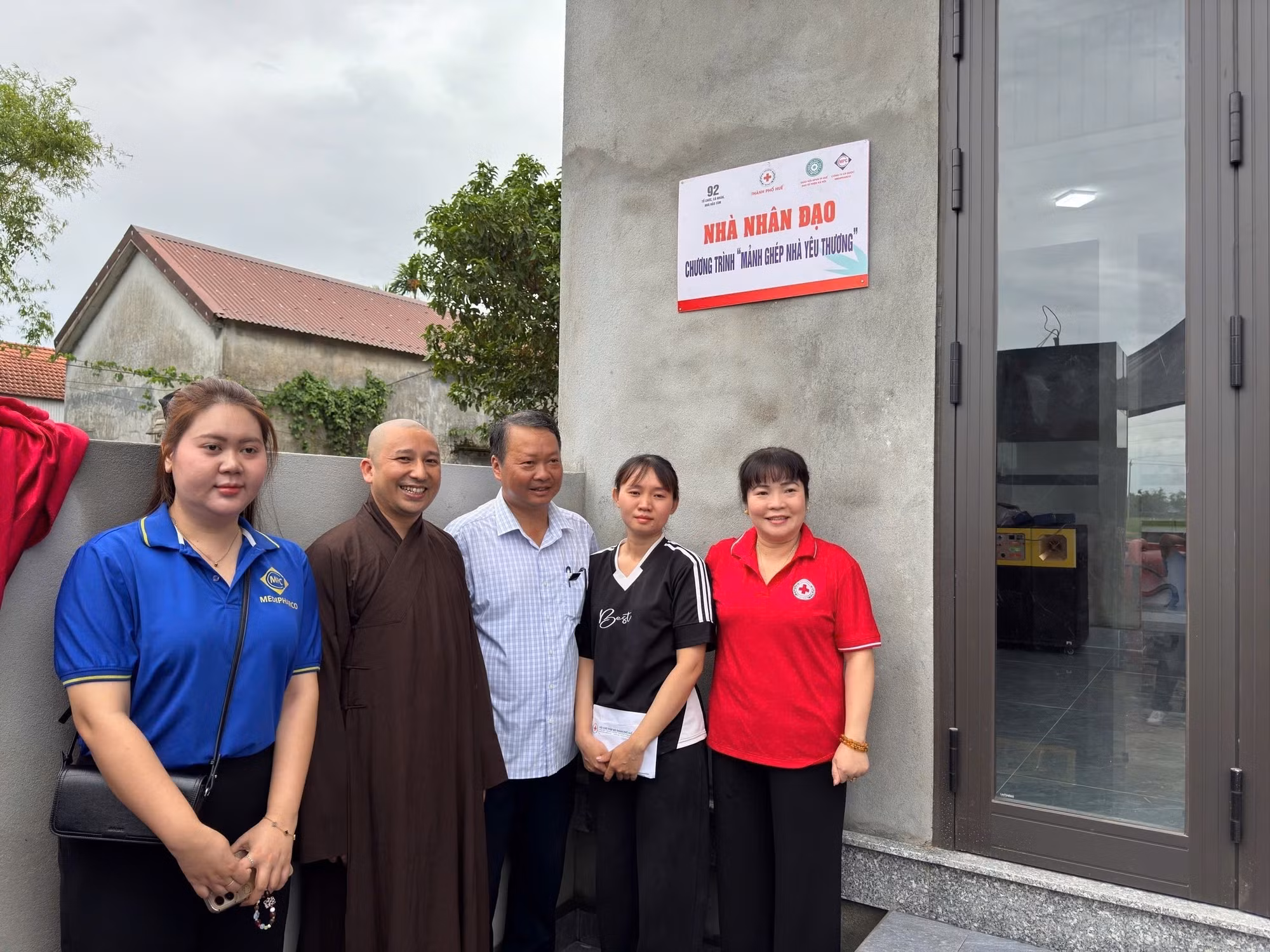 Ban tổ chức trao tượng trưng ngôi nhà sau khi hoàn thành cho gia đình chị Nguyễn Thị Đài Loan (trú tại thành phố Huế).