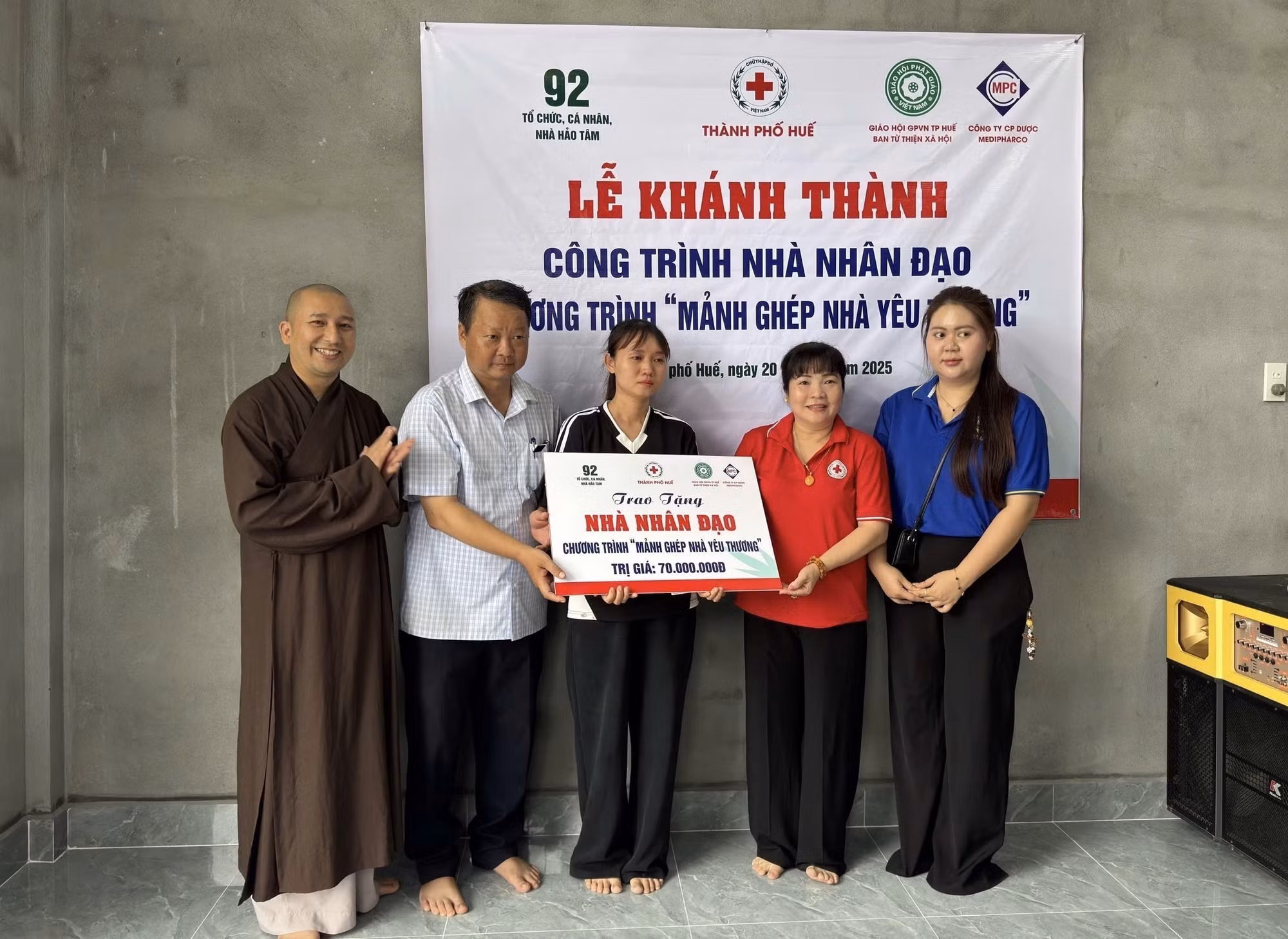 Ban tổ chức trao tượng trưng ngôi nhà sau khi hoàn thành cho gia đình chị Nguyễn Thị Đài Loan (trú tại thành phố Huế).