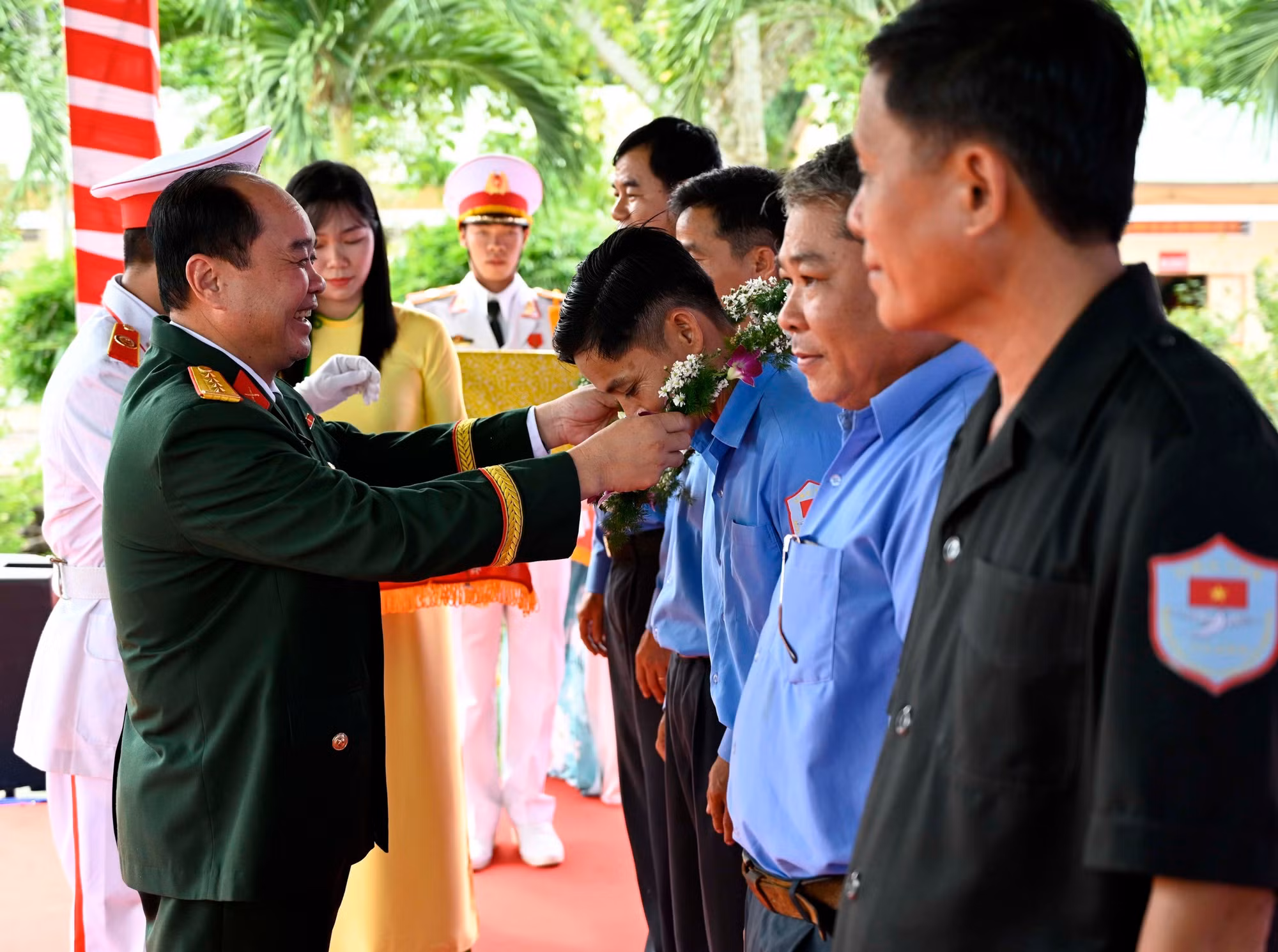 Đại tá Nguyễn Văn Ngành, Chỉ huy trưởng BCH Quân sự tỉnh An Giang tặng quà cho Đội K93 hoàn thành nhiệm vụ tìm kiếm, quy tập, hồi hương hài cốt liệt sĩ quân tình nguyện và chuyên gia Việt Nam hy sinh tại Campuchia. Ảnh: Văn Sĩ/TTXVN