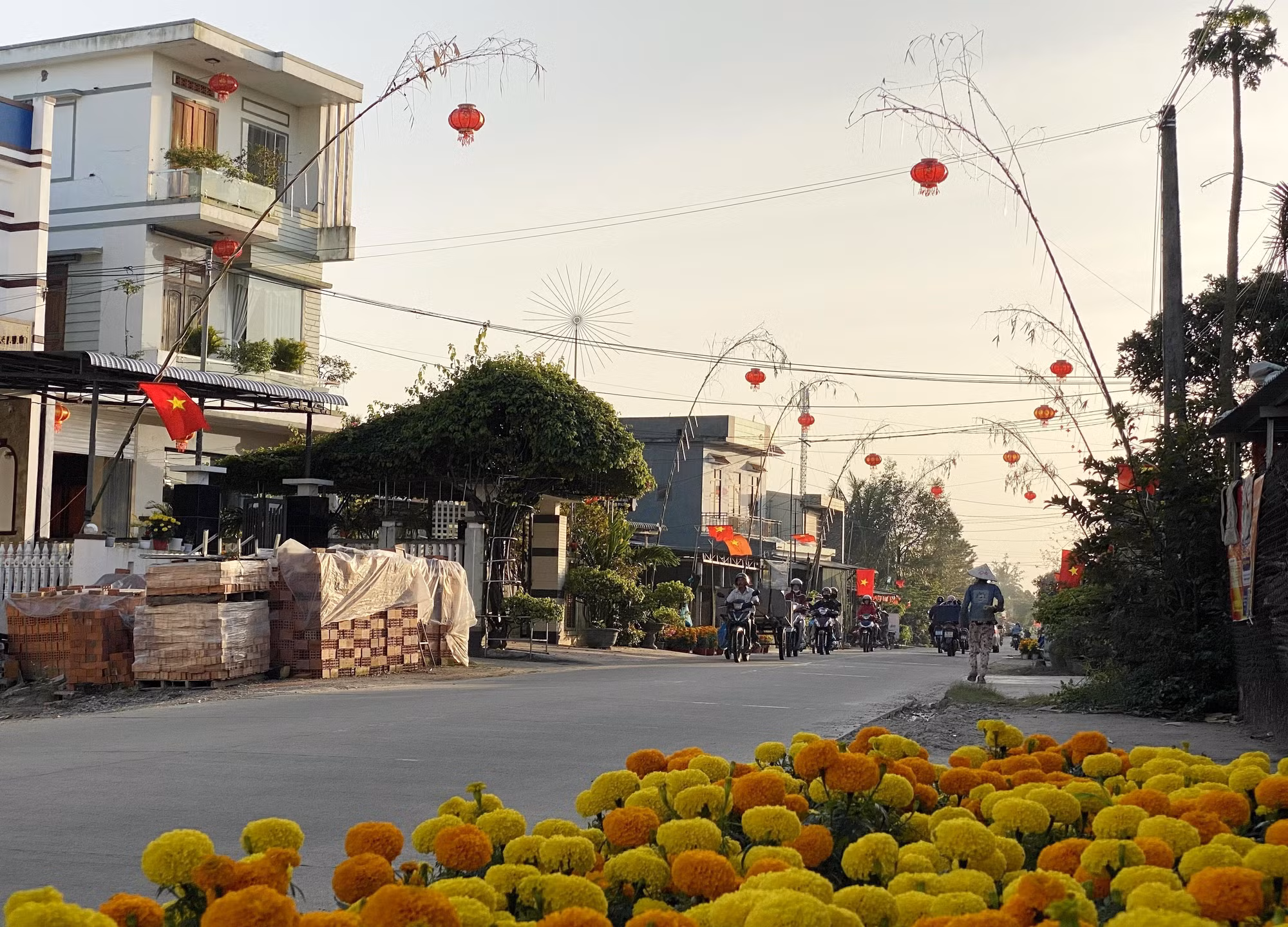 Cây nêu được dựng đối xứng, tạo “điểm nhấn” cho đường làng ngõ xóm dịp Tết đến Xuân về.