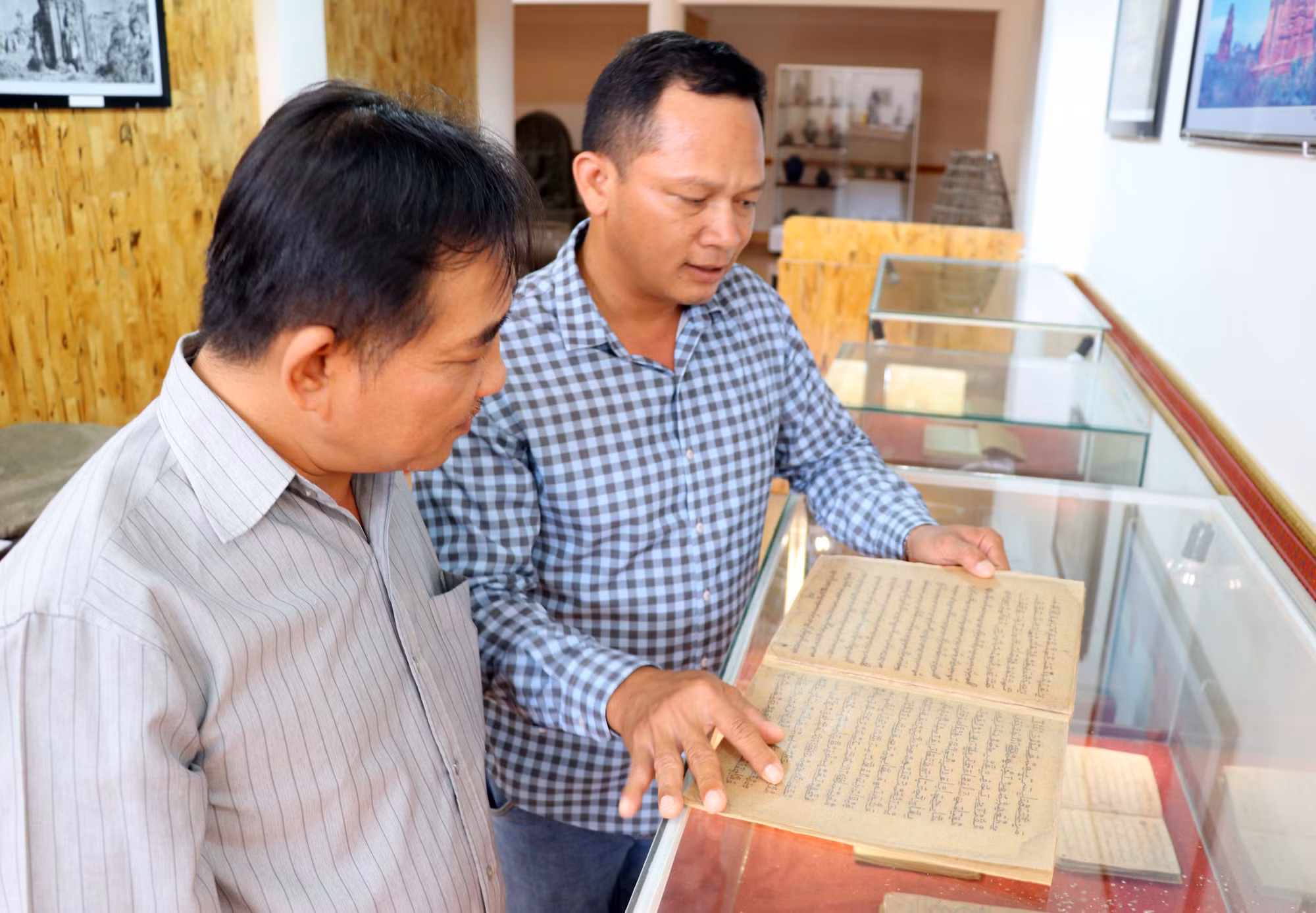 Thư tịch cổ của đồng bào Chăm đang được lưu giữ tại Bảo tàng tỉnh Khánh Hòa.