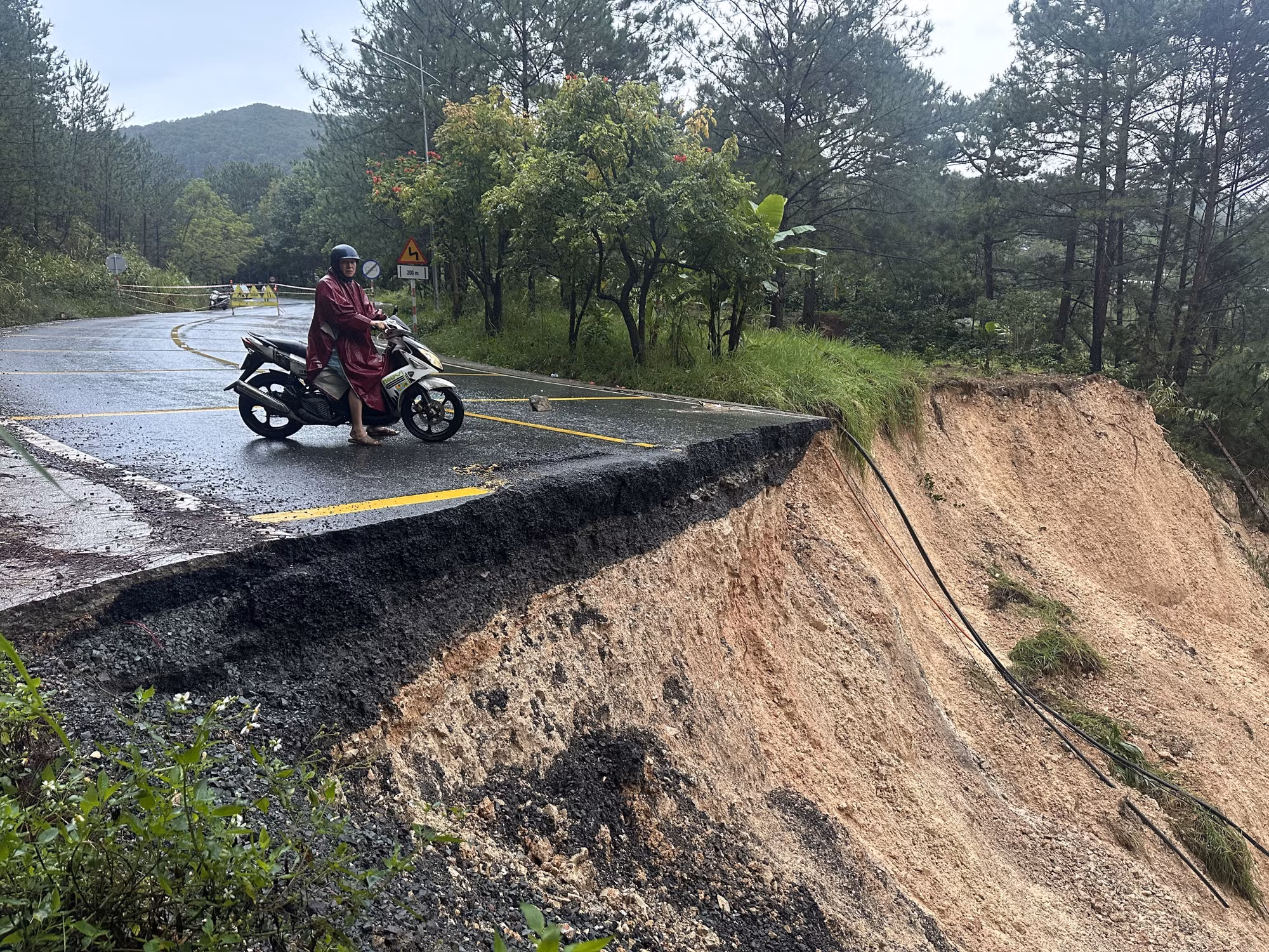 Toàn bộ tuyến đèo Mimosa bị tê liệt sau vụ sụt lún.