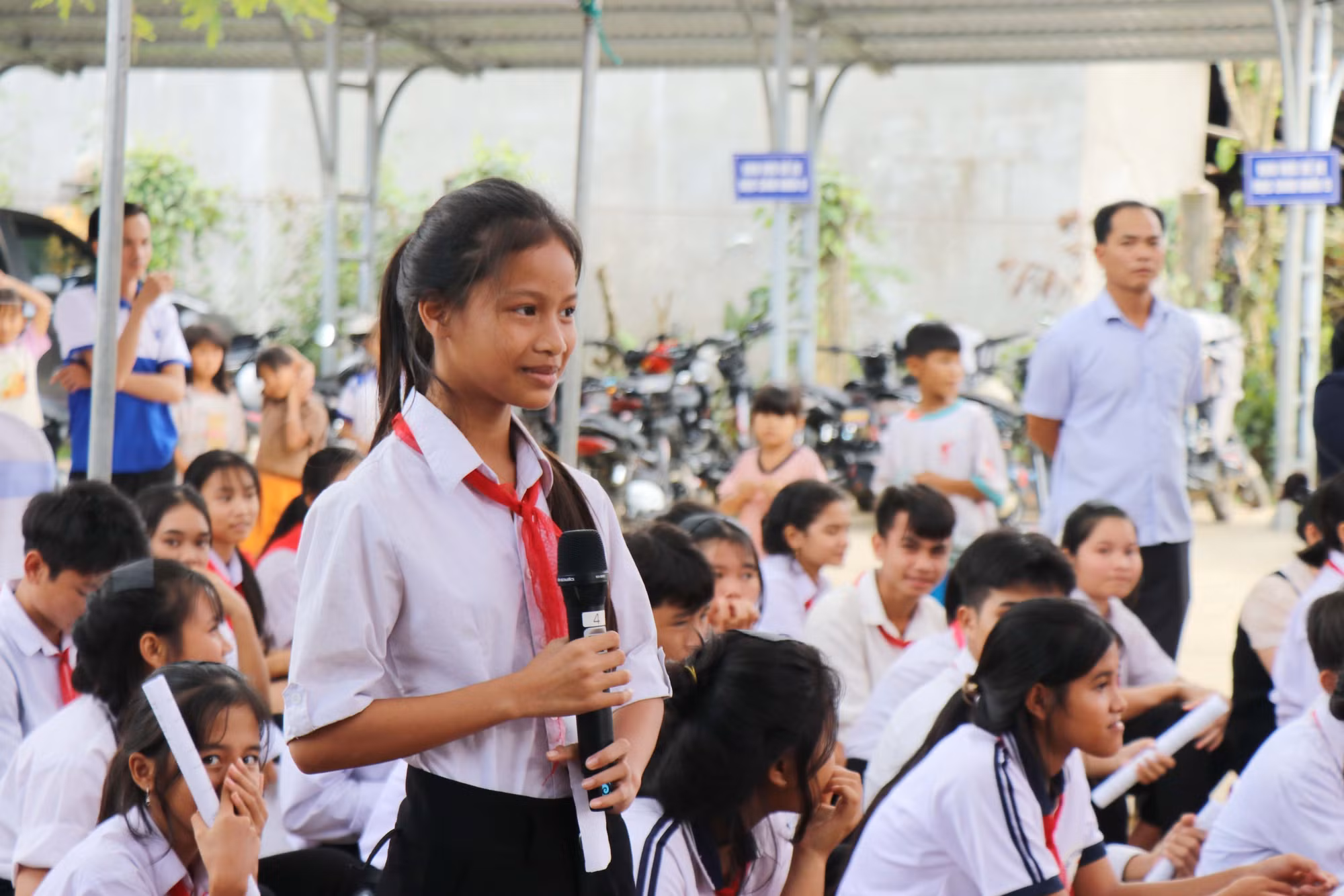 Học sinh xã Ba Xa đặt câu hỏi với các trường nghề, đơn vị tuyển dụng tư vấn, hướng nghiệp.