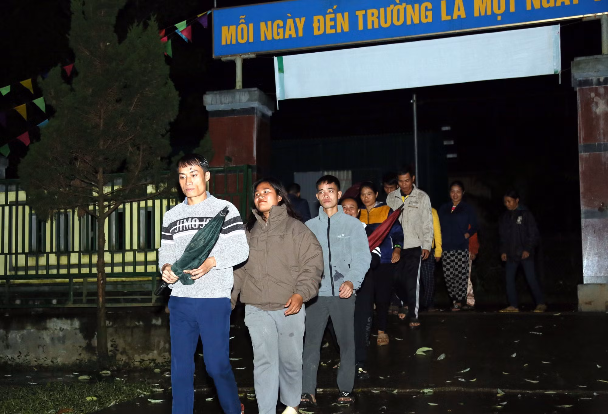 Bà con đồng bào Rục đến lớp học xóa mù chữ do thầy cô trường Tiểu học và Trung học cơ sở Thượng Hóa, xã Kim Phú (Quảng Trị) giảng dạy.