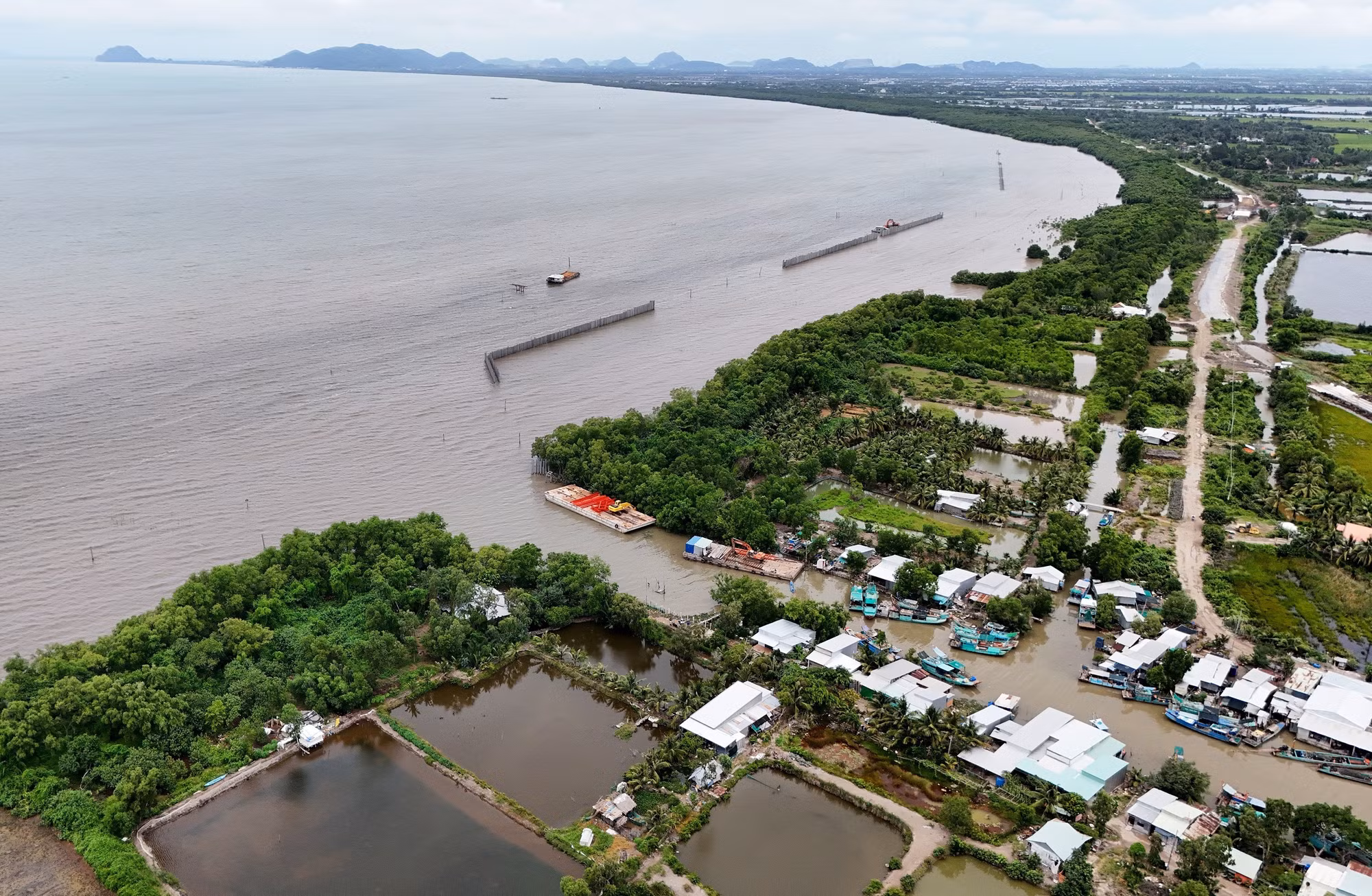 Đến nay, tỉnh An Giang cũng đã hoàn thành 12 công trình kè phòng, chống sạt lở bờ biển Tây với tổng chiều dài 69,13 km, tổng kinh phí đầu tư hơn 1.500 tỷ đồng. Ảnh: Hồng Đạt/TTXVN