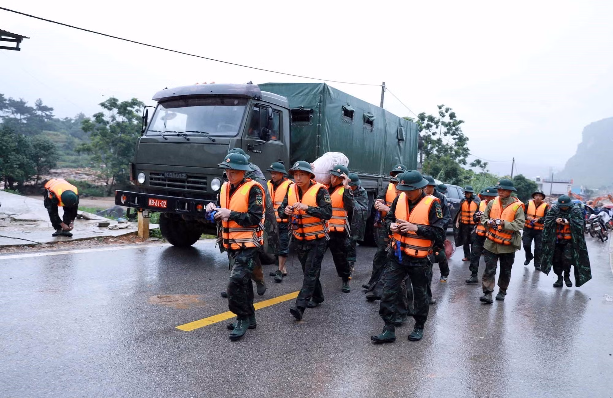 Lực lượng Quân đôi tiếp tục huy động lực lượng cán bộ chiến sĩ tăng cường hỗ trợ người dân khắc phục mưa lũ, sáng 17/7. Ảnh: Quý Trung/TTXVN